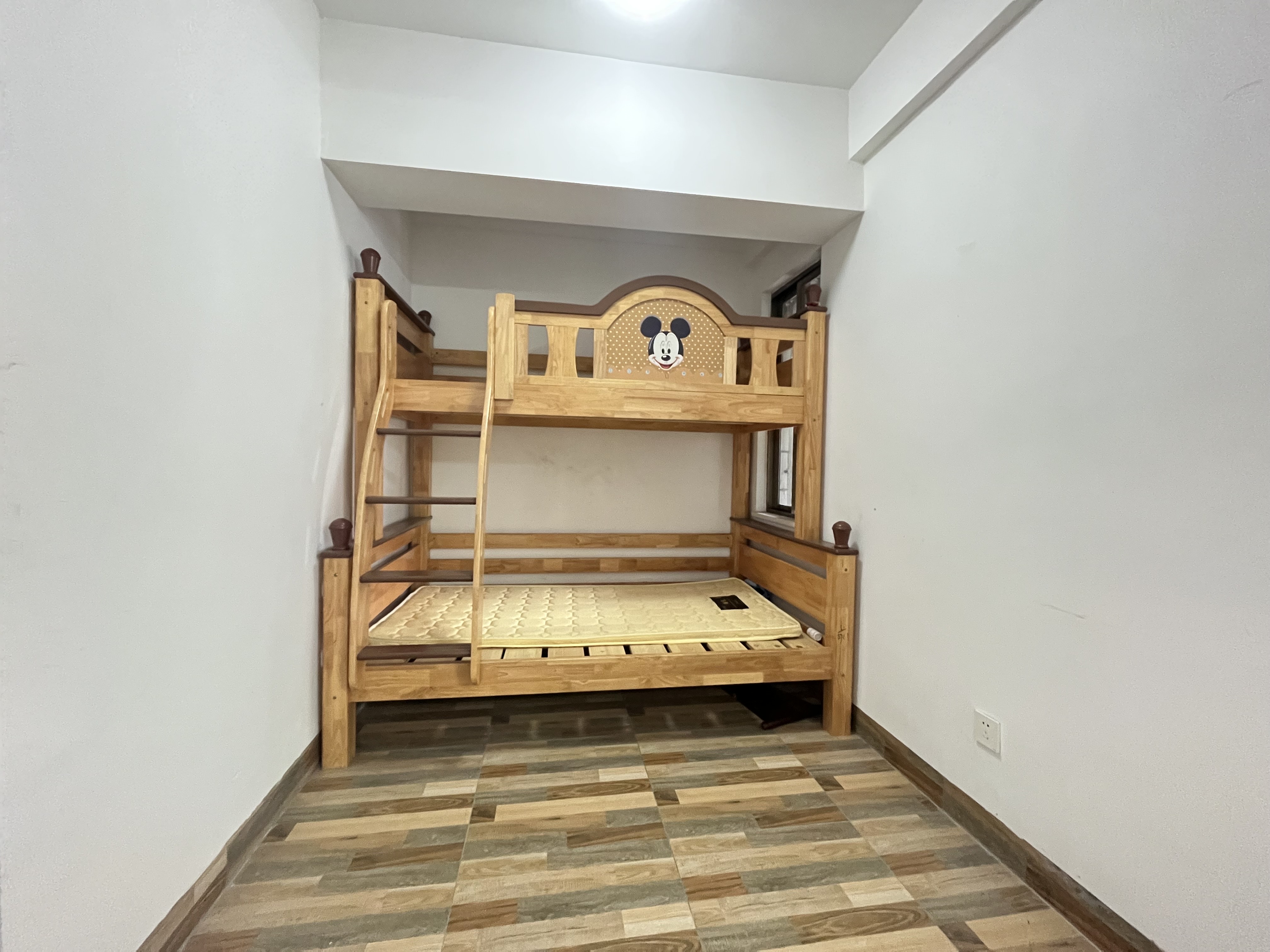 欣安花园  3室2厅1卫   106.00万客厅