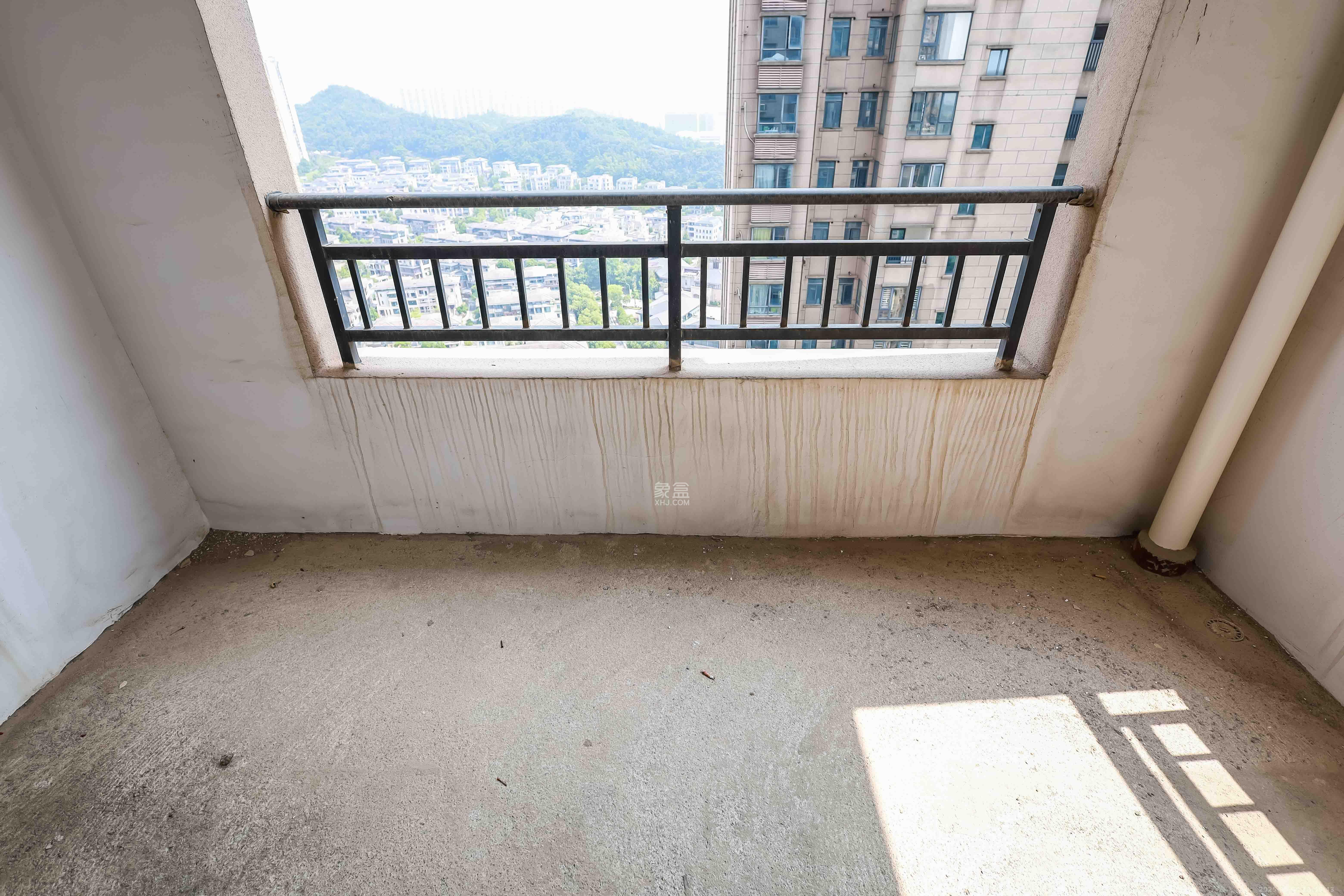 金鹰玖珑山  3室2厅1卫   62.00万阳台