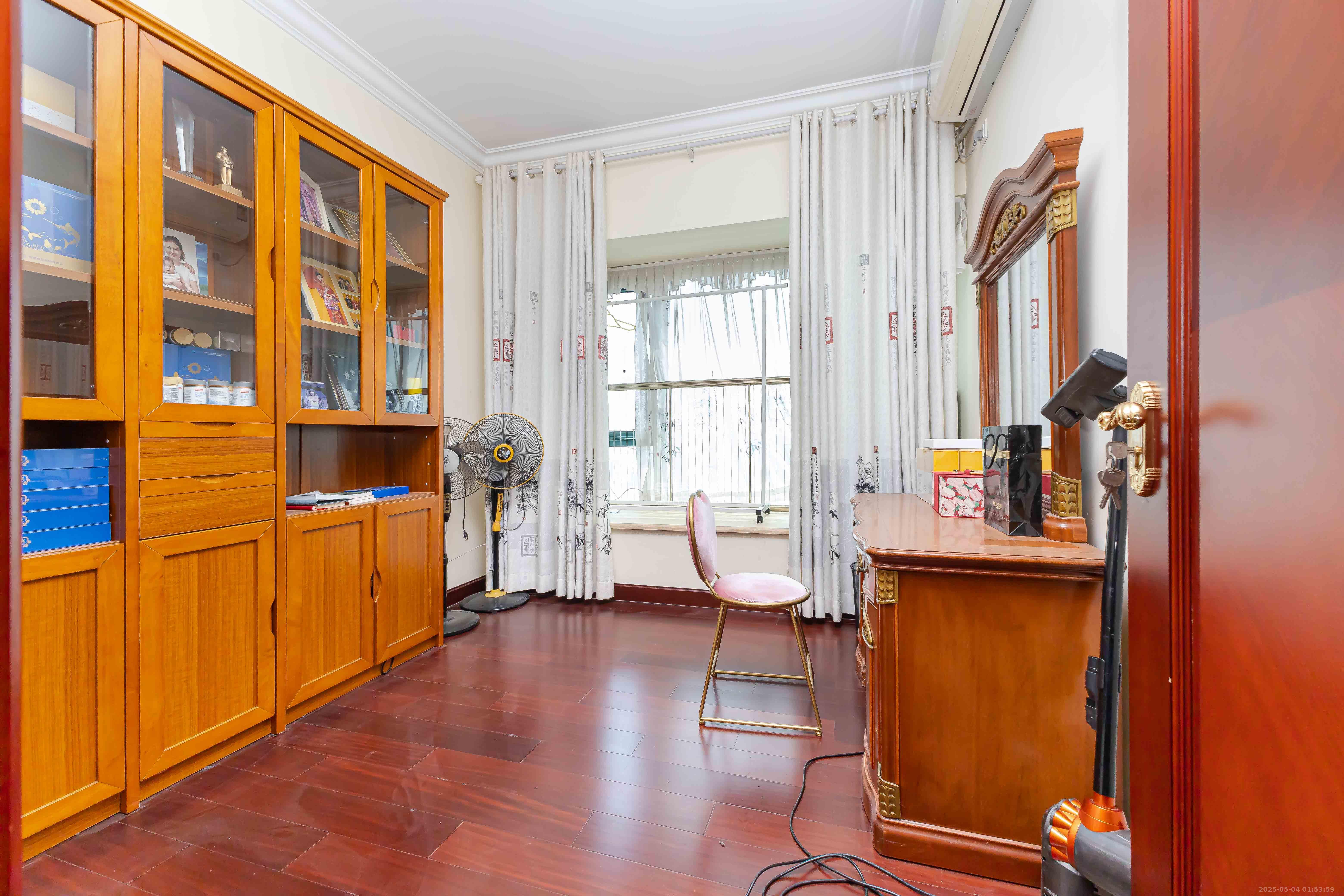 恒大名都 4室2厅4卫 188.88万 恒大名都 4室2厅4卫 188.88万卧室