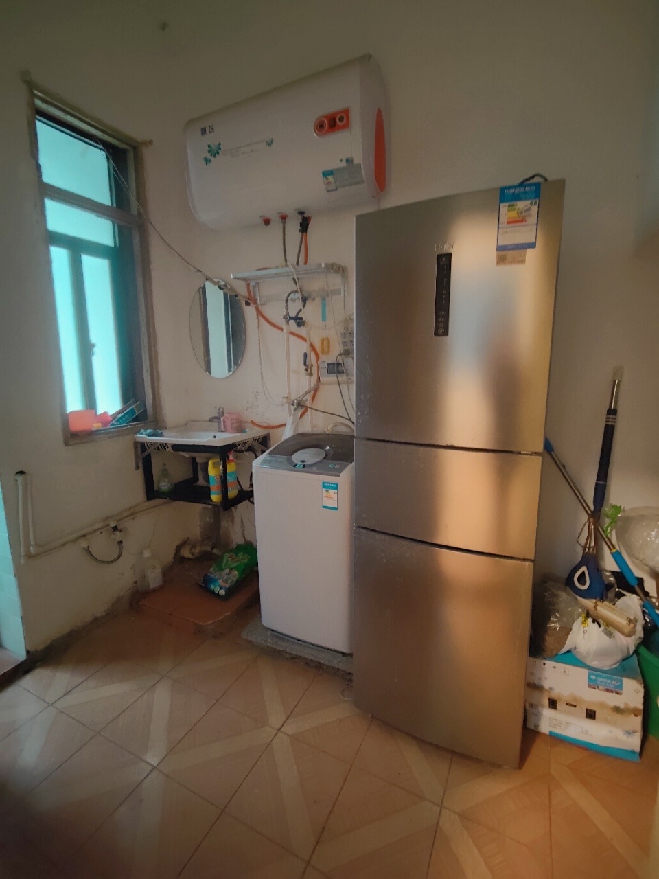 涟邵矿物局家属楼  3室2厅1卫    25.0万客厅