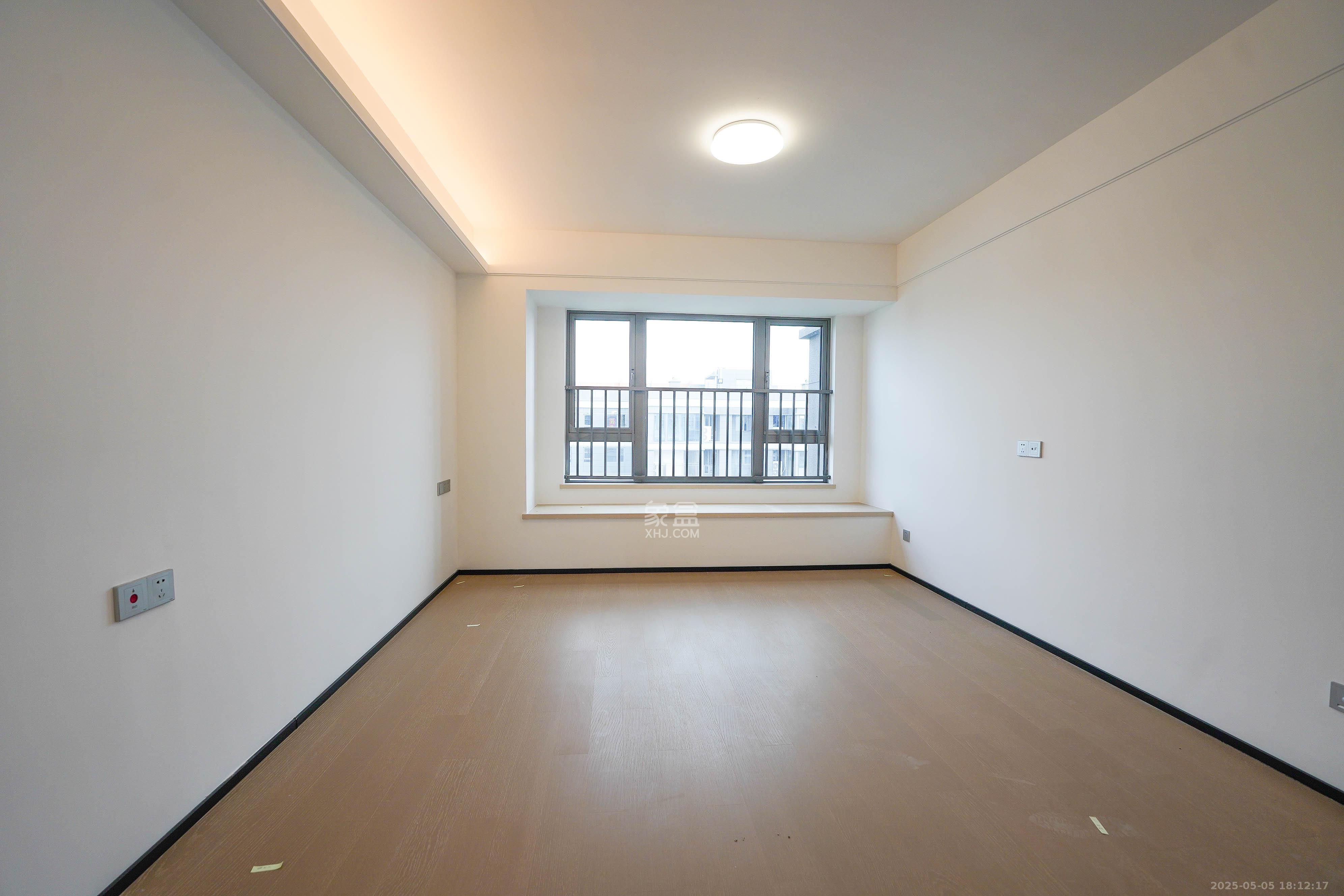 中海寰宇天下 5室2厅2卫 158.0万 中海寰宇天下 5室2厅2卫 158.0万卧室