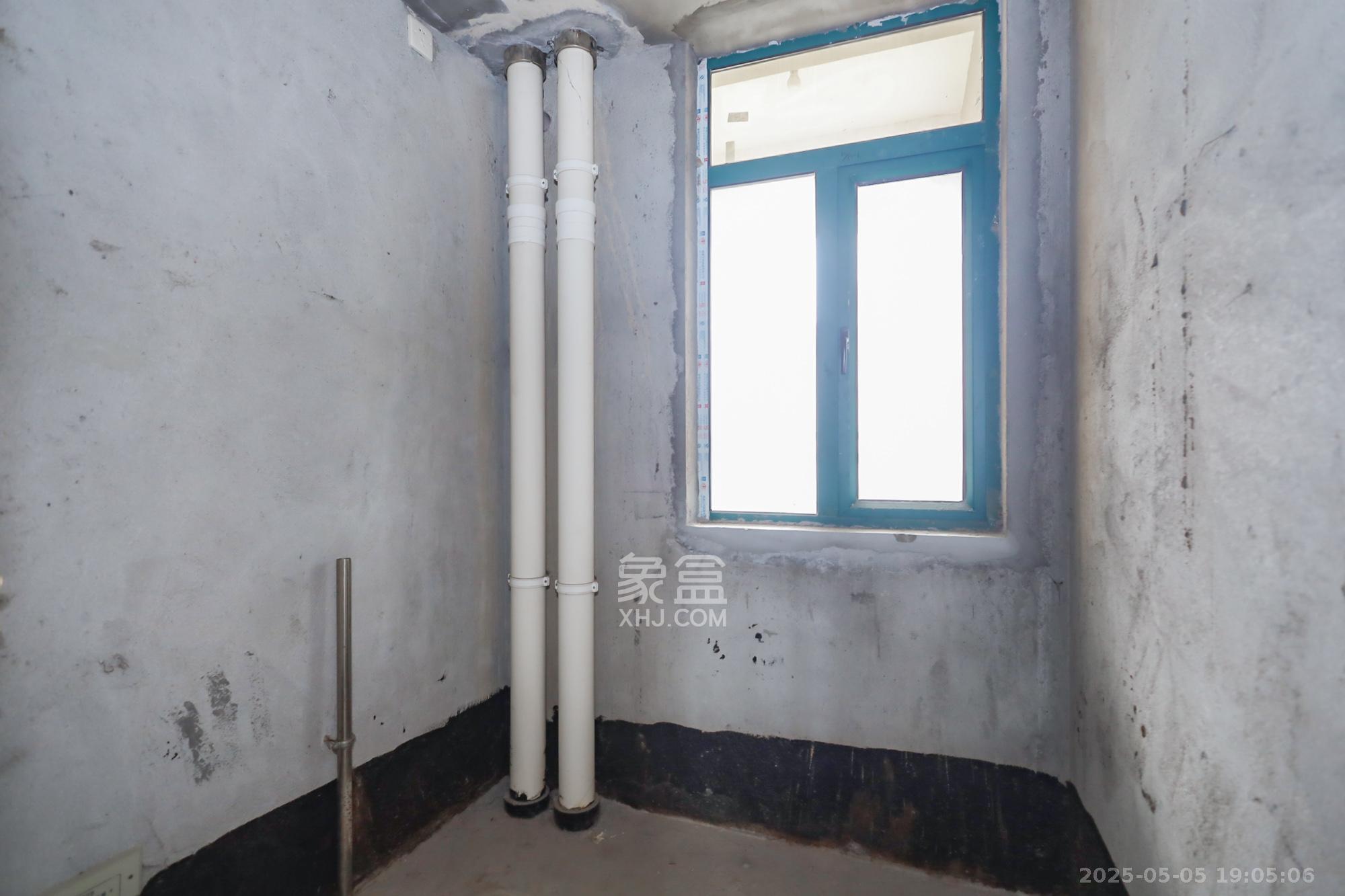 滨江金座  3室2厅2卫    165.0万 滨江金座  3室2厅2卫    165.0万卫生间