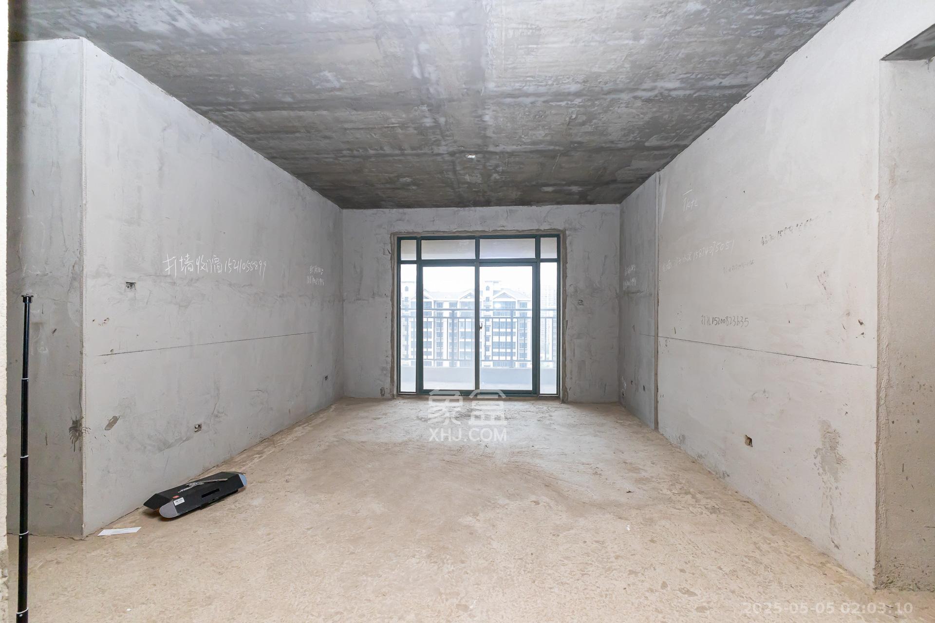 金湘苑(星澜之悦) 4室2厅2卫 85.0万 金湘苑(星澜之悦) 4室2厅2卫 85.0万客厅