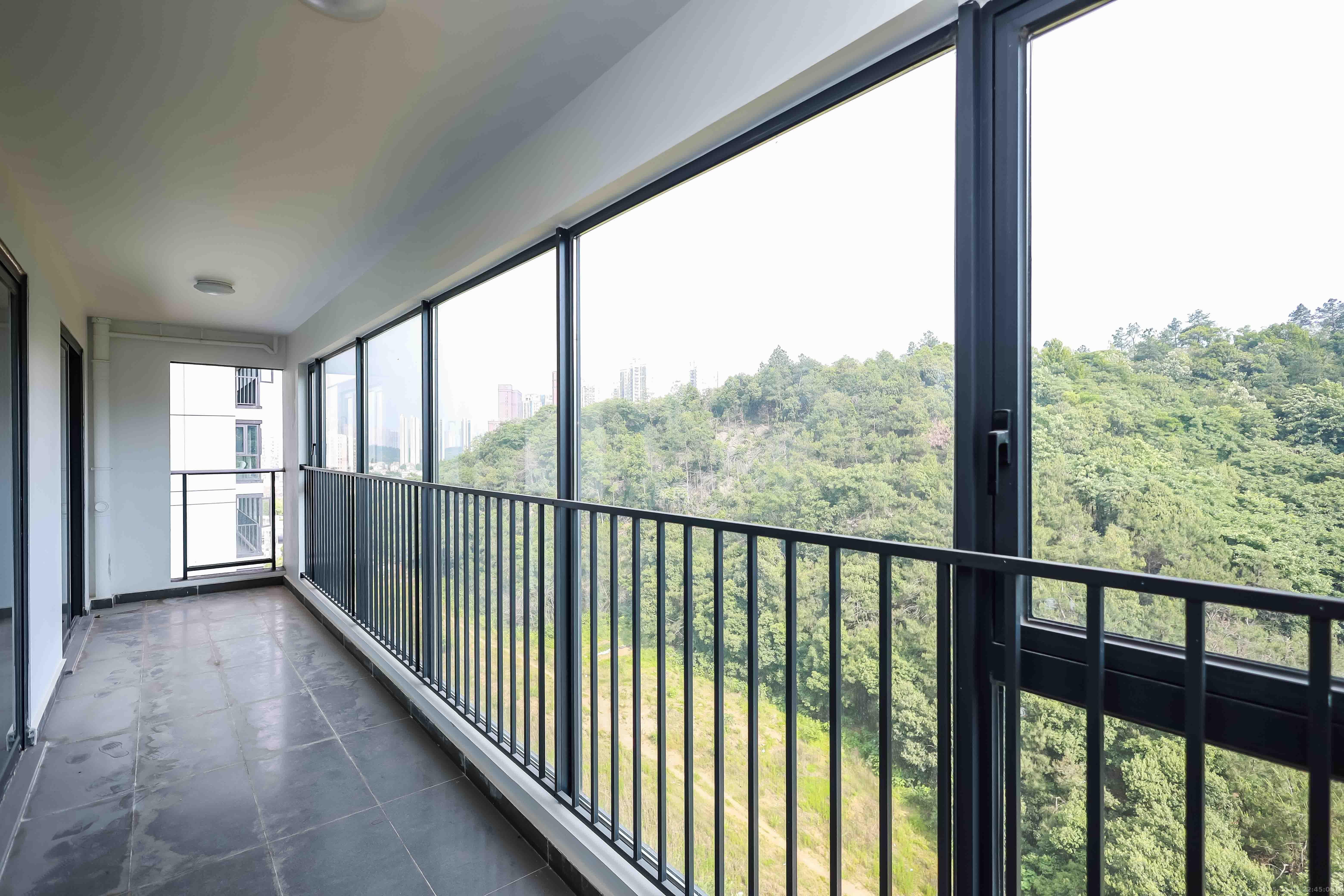 招商麓山府  1室2厅2卫   258.00万阳台
