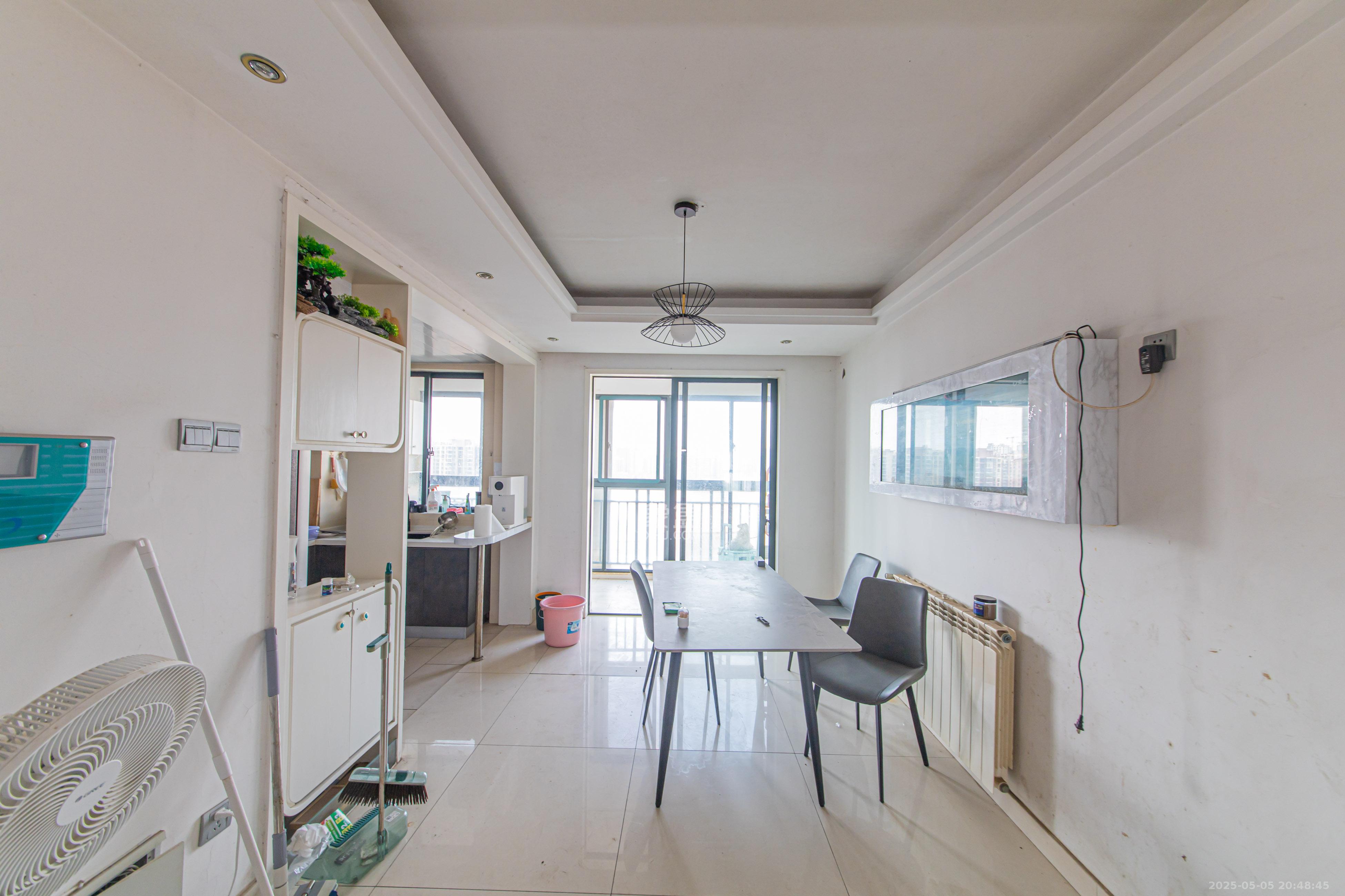 保利花园  3室2厅2卫    115.0万客厅