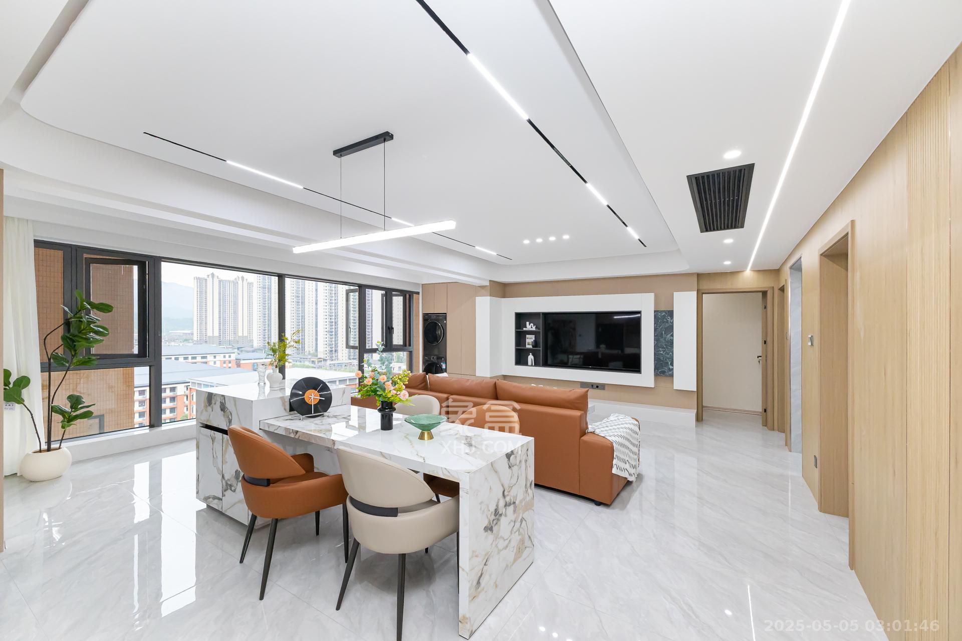 润和又一城 4室2厅2卫 129.8万 润和又一城 4室2厅2卫 129.8万客厅