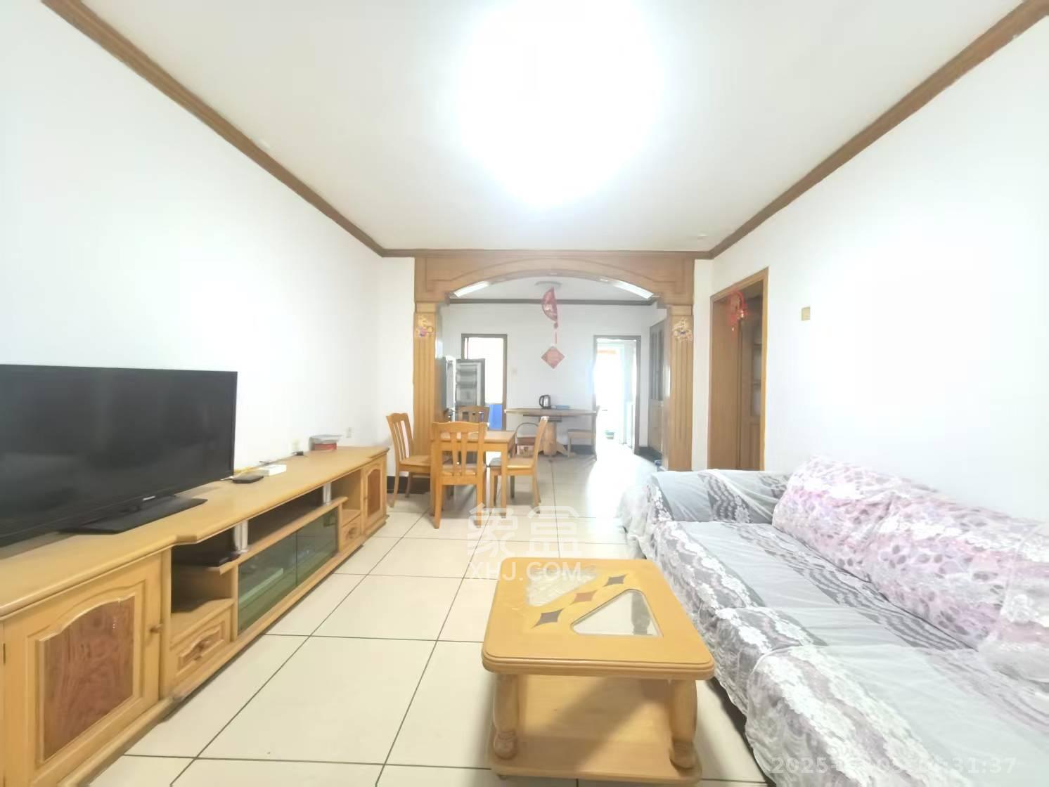 建工集团单位房  4室2厅1卫   3500.00元/月
