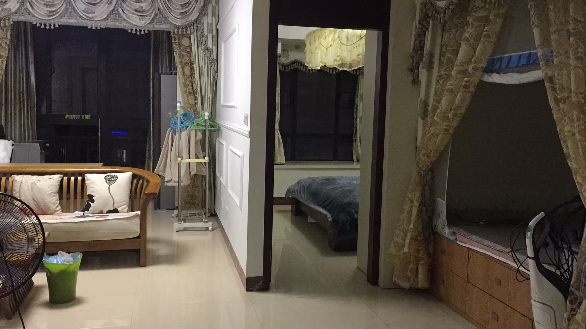 凤翔花园(B区) 2室2厅1卫 80.0万 凤翔花园(B区) 2室2厅1卫 80.0万客厅