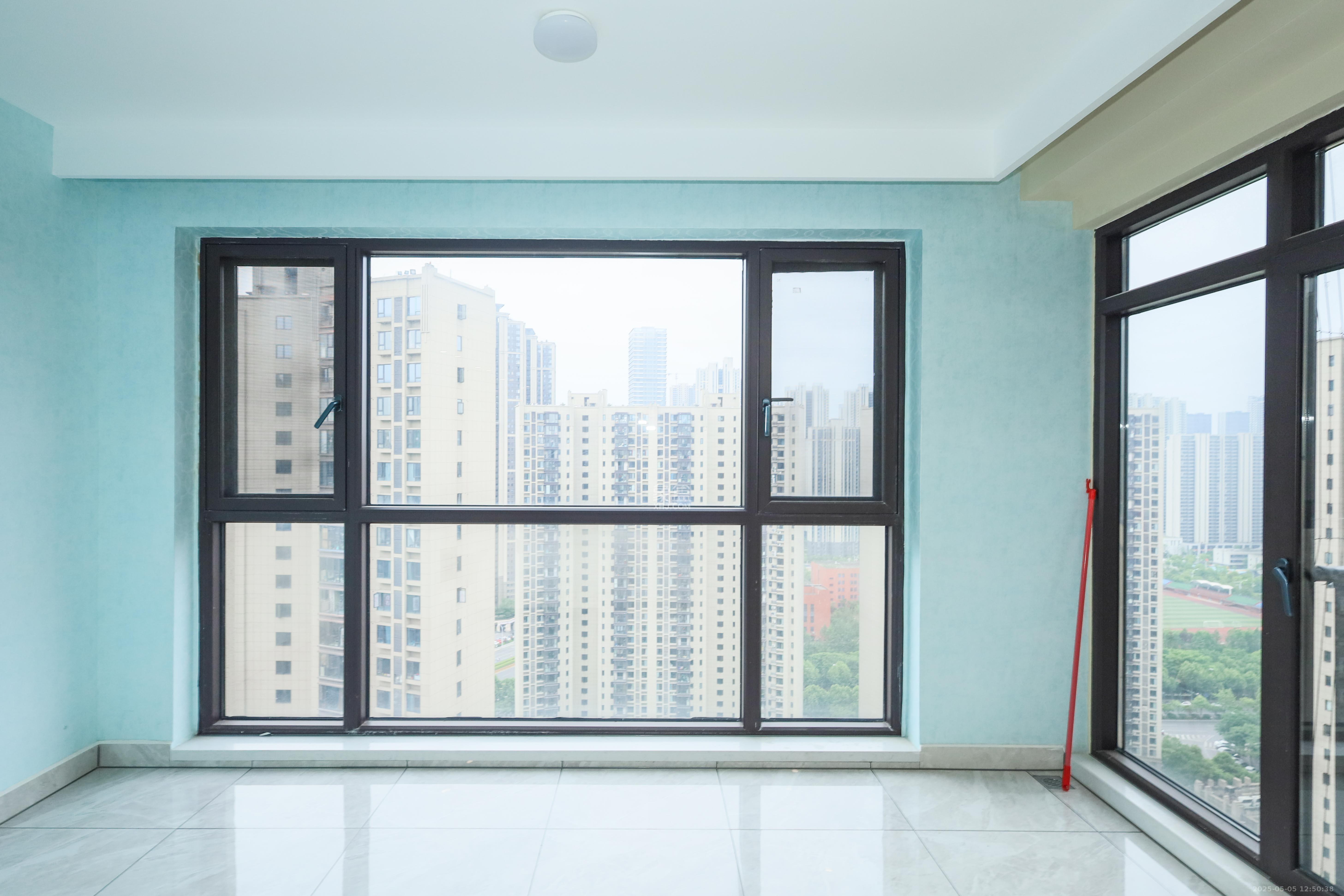 中国铁建梅溪青秀三期  4室2厅2卫   176.00万阳台
