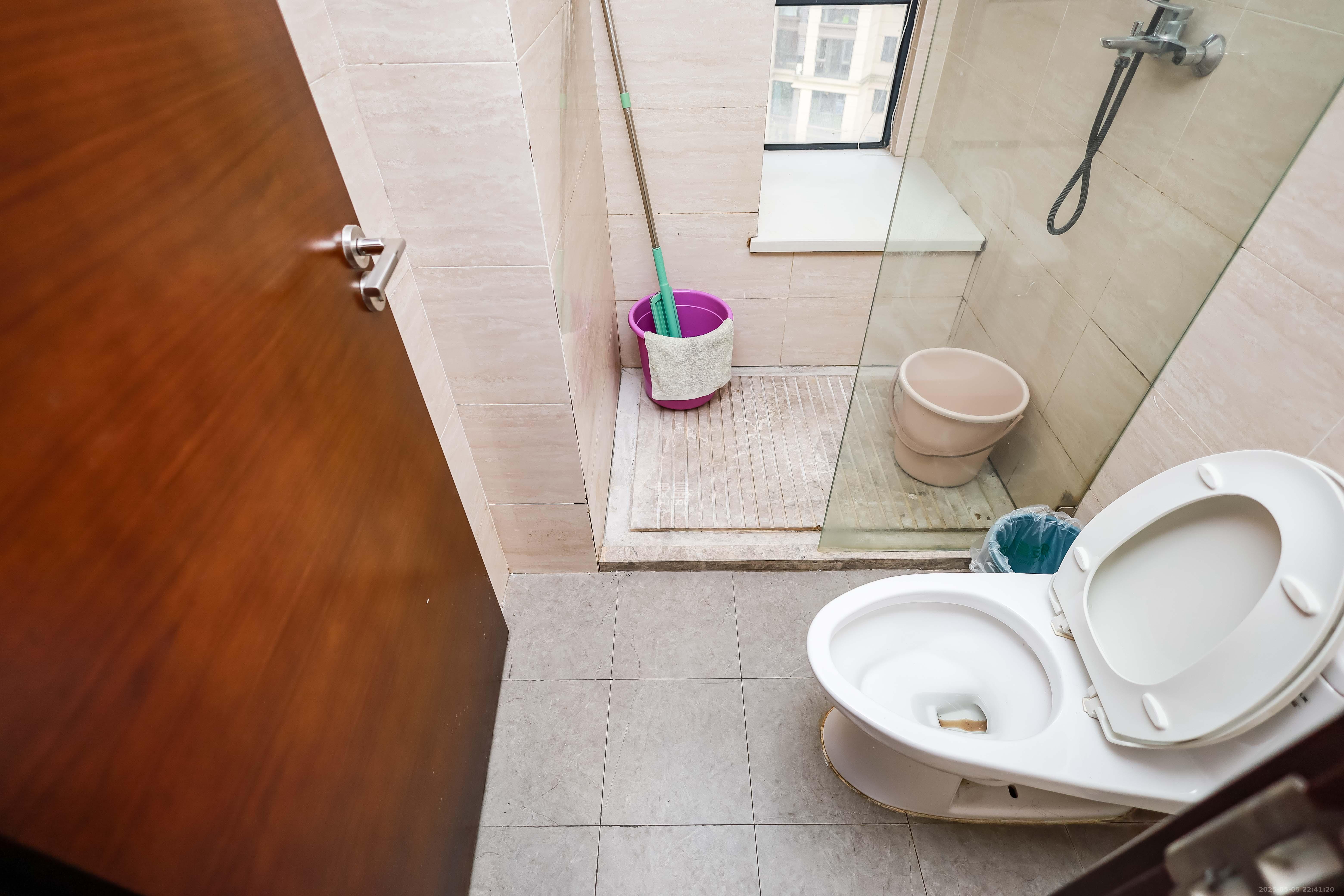 荣泰广场 3室1厅1卫 80.0万 荣泰广场 3室1厅1卫 80.0万卫生间