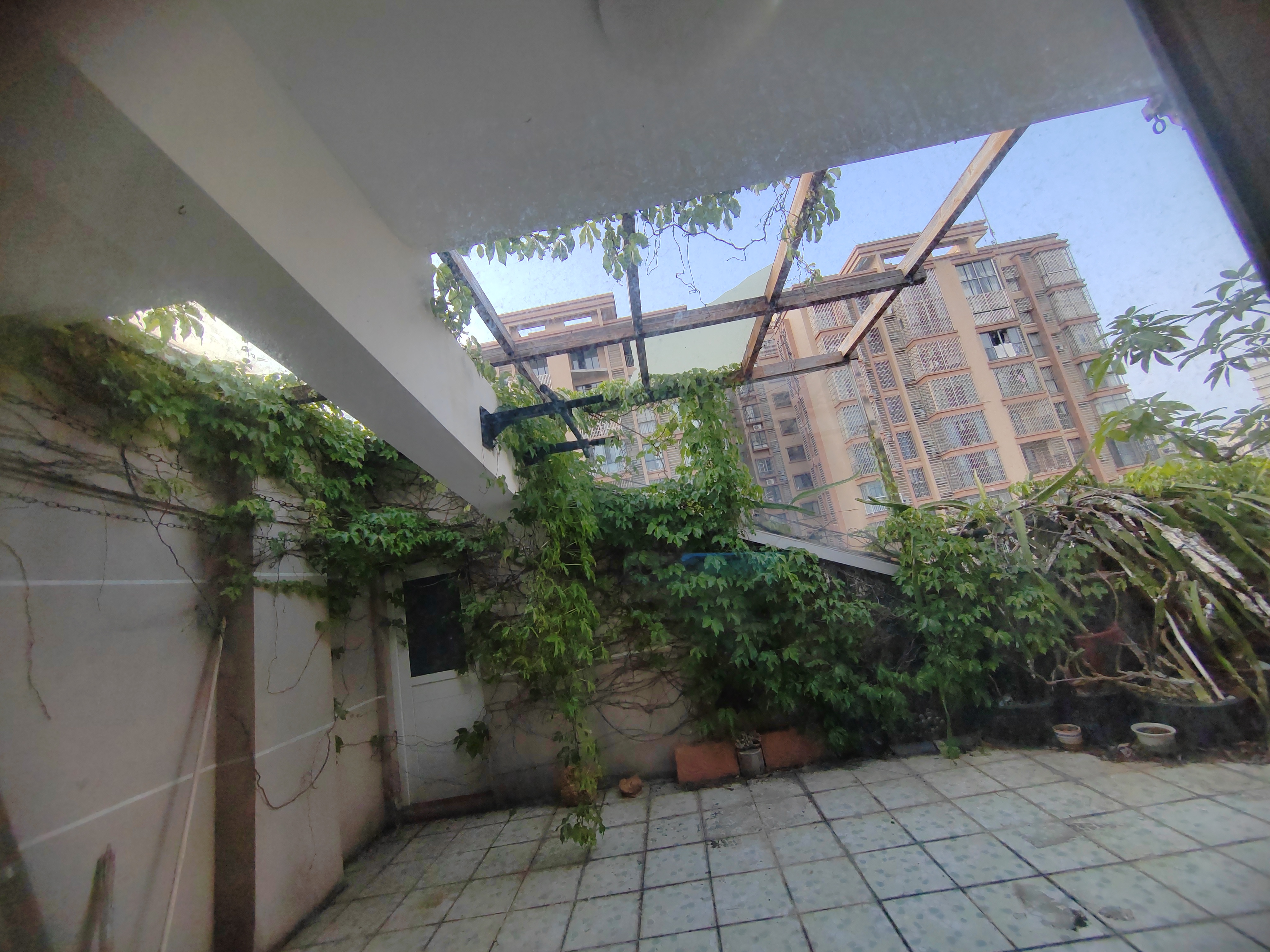 南海绿洲 3室3厅2卫 330.0万 南海绿洲 3室3厅2卫 330.0万阳台