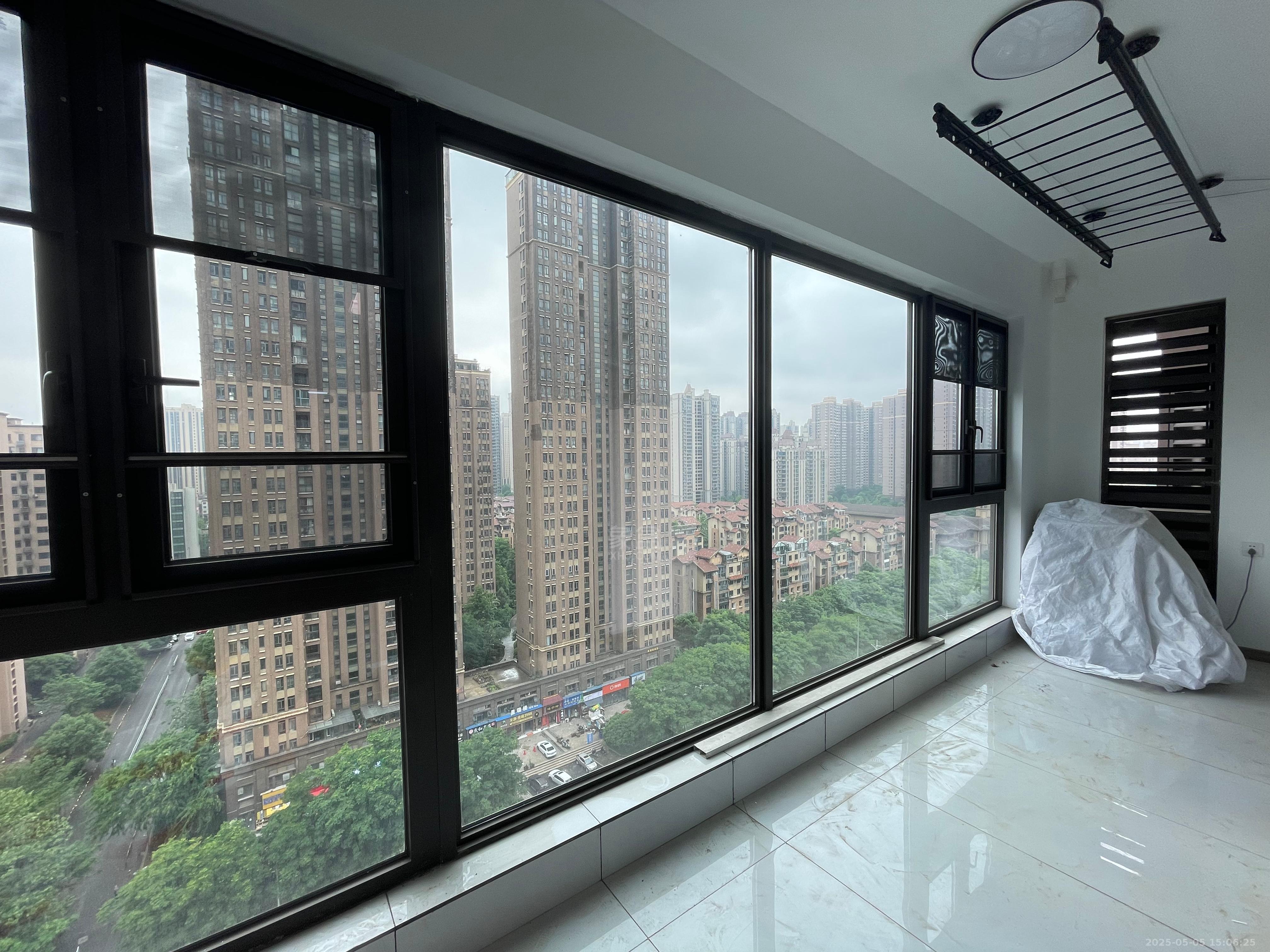 建发央著  3室2厅2卫   2300.00元/月