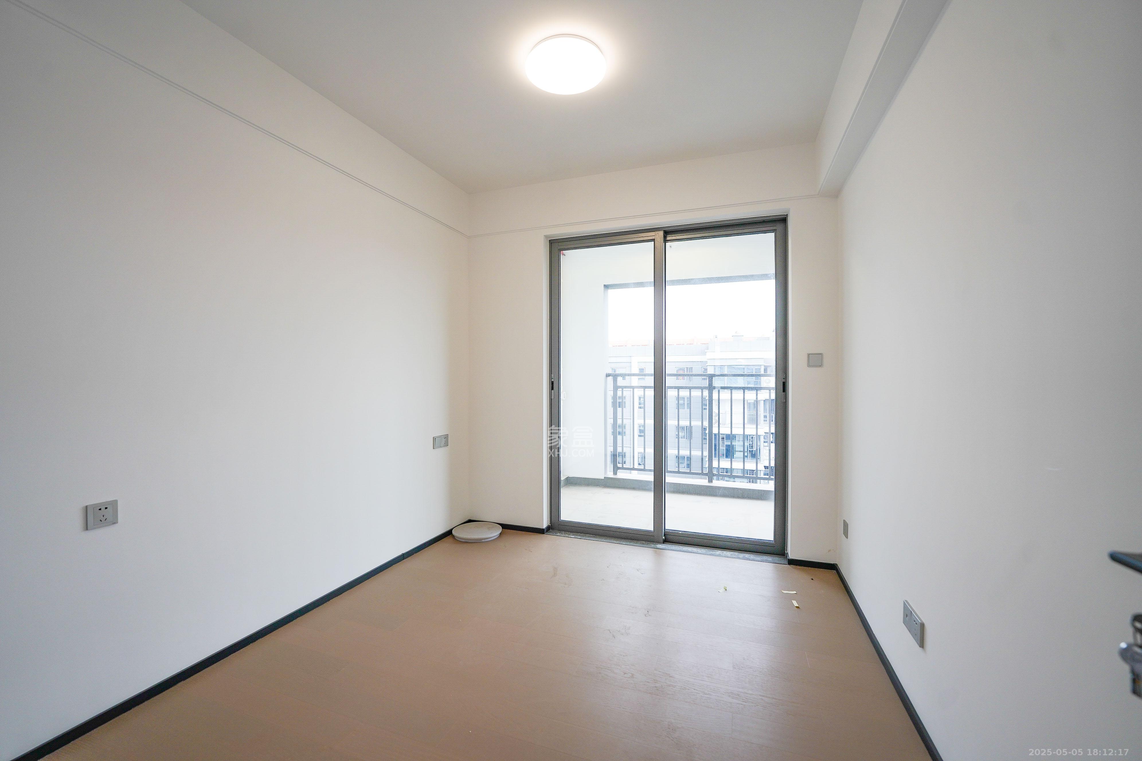 中海寰宇天下 5室2厅2卫 158.0万 中海寰宇天下 5室2厅2卫 158.0万卧室