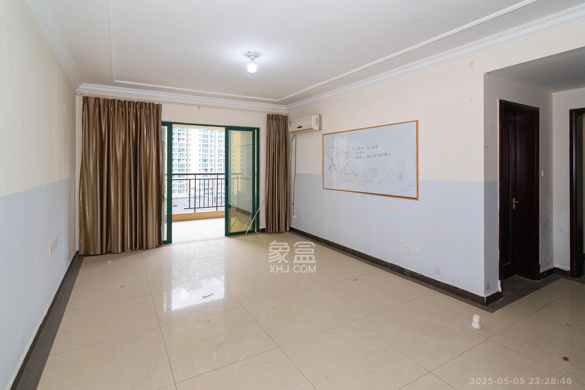 富基世纪公园 3室2厅2卫 60.0万 富基世纪公园 3室2厅2卫 60.0万客厅