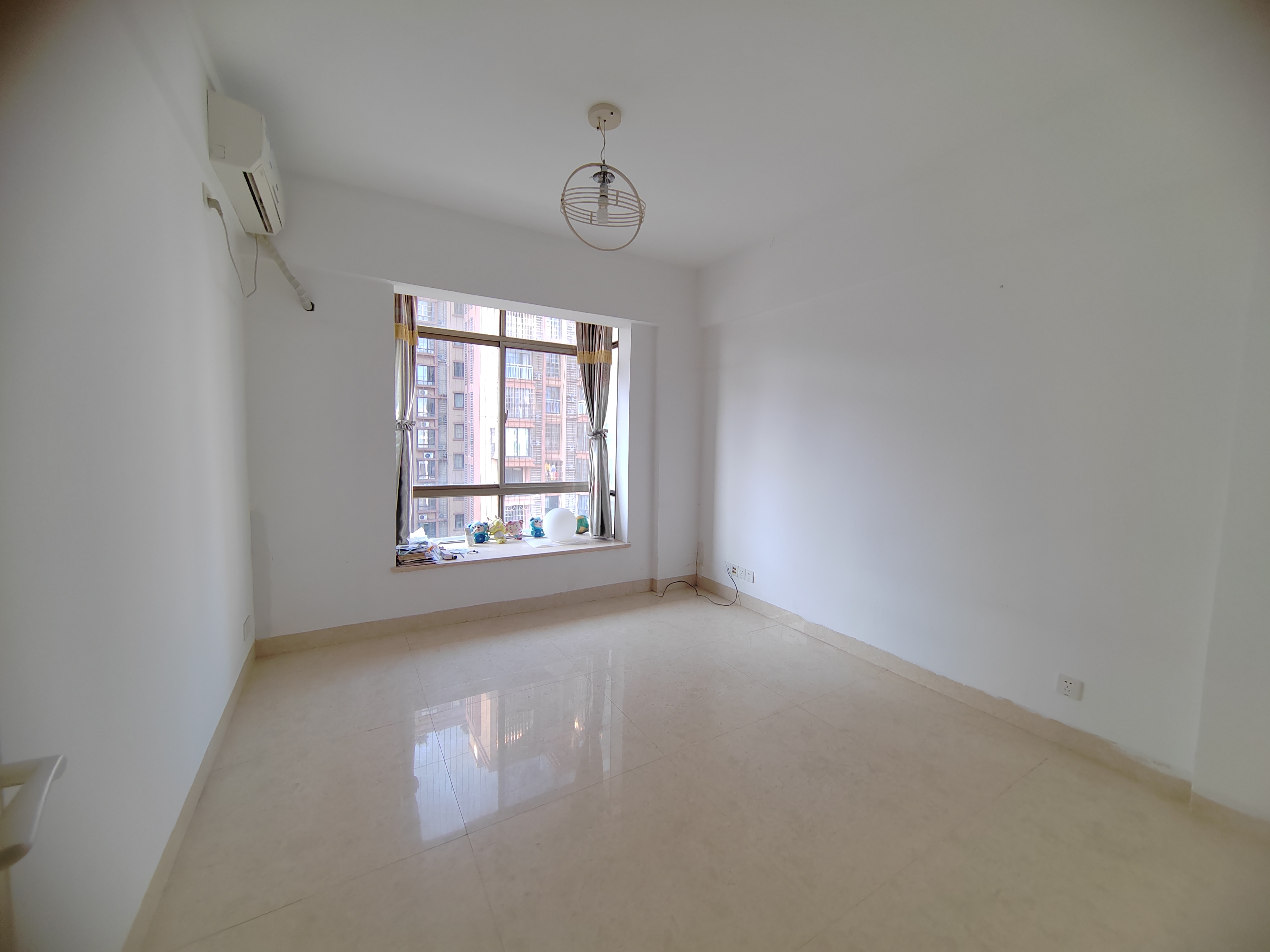 南海绿洲 3室3厅2卫 330.0万 南海绿洲 3室3厅2卫 330.0万卧室