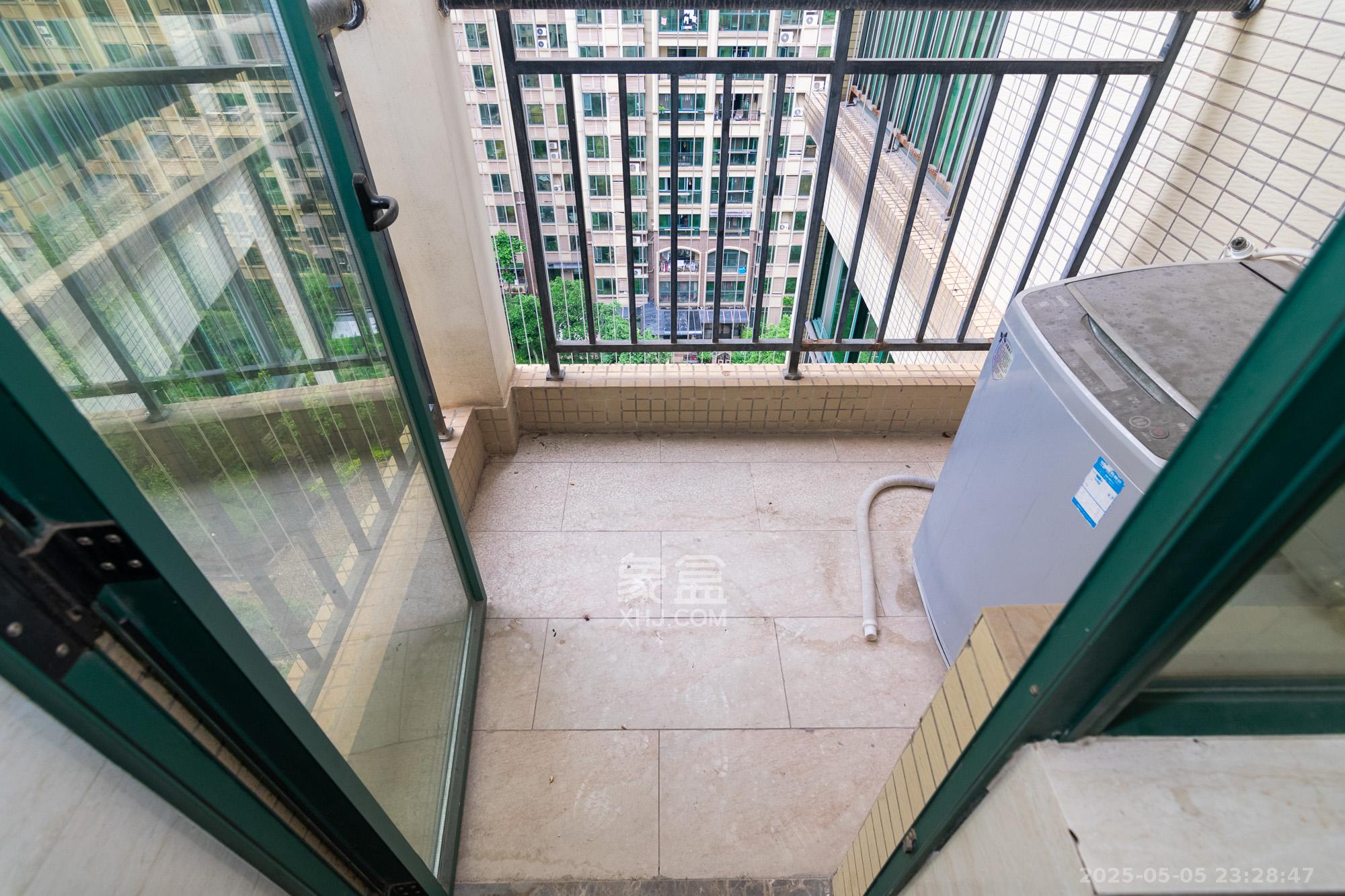 富基世纪公园 3室2厅2卫 60.0万 富基世纪公园 3室2厅2卫 60.0万阳台