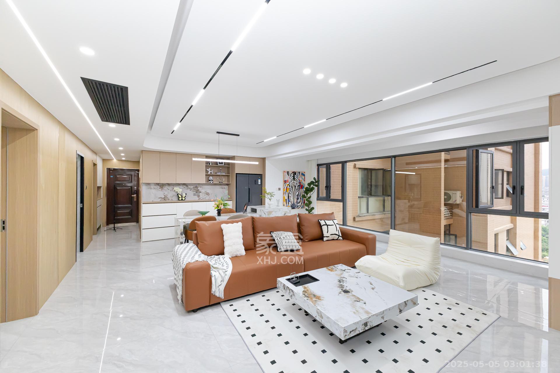 润和又一城 4室2厅2卫 129.8万 润和又一城 4室2厅2卫 129.8万客厅