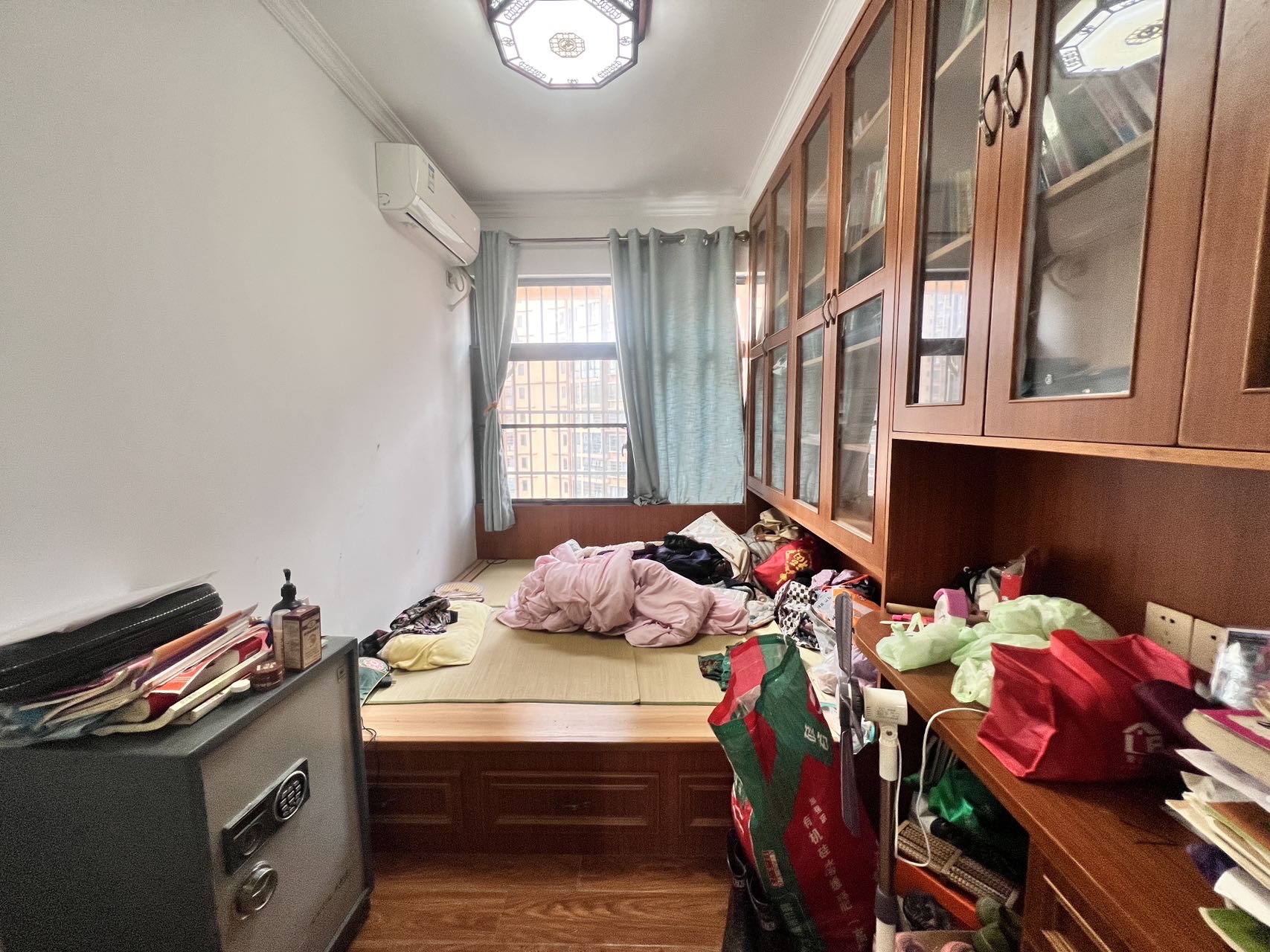 昌茂城邦  4室2厅2卫   218.00万客厅
