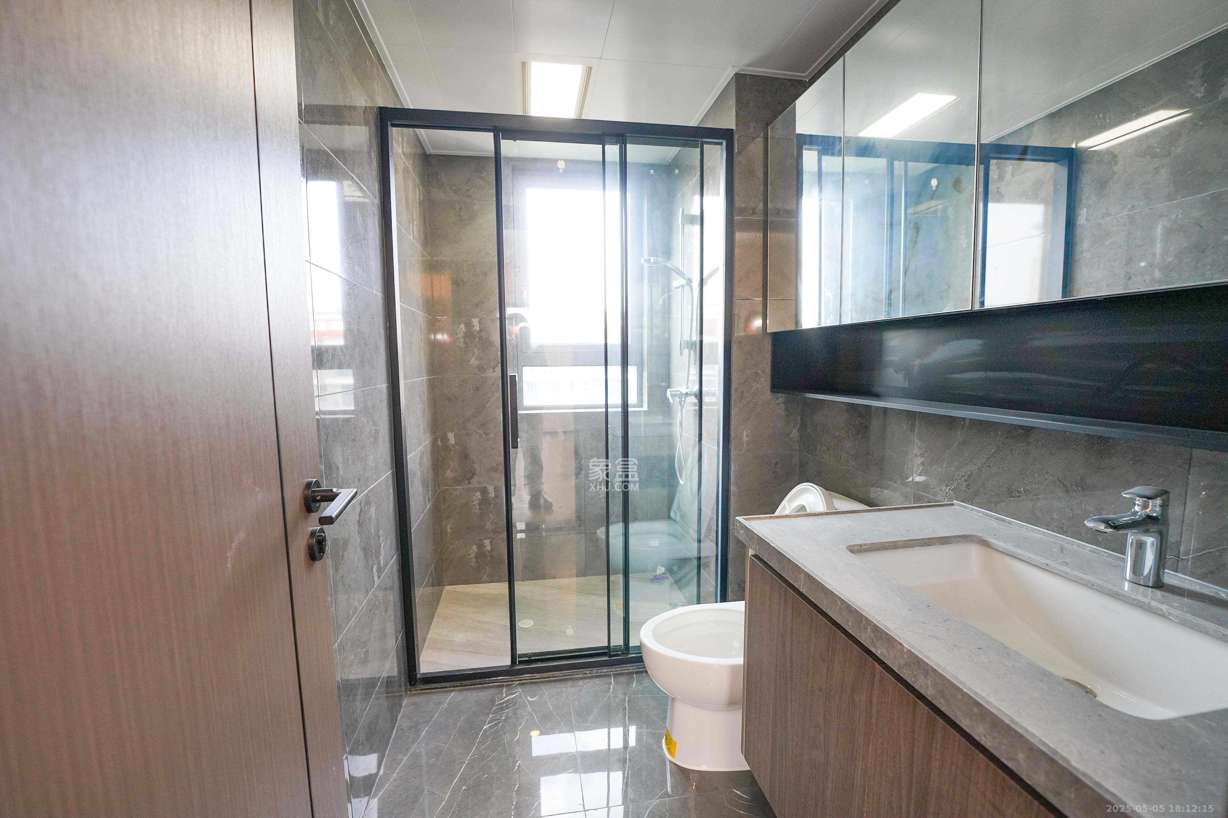 中海寰宇天下 5室2厅2卫 158.0万 中海寰宇天下 5室2厅2卫 158.0万卫生间