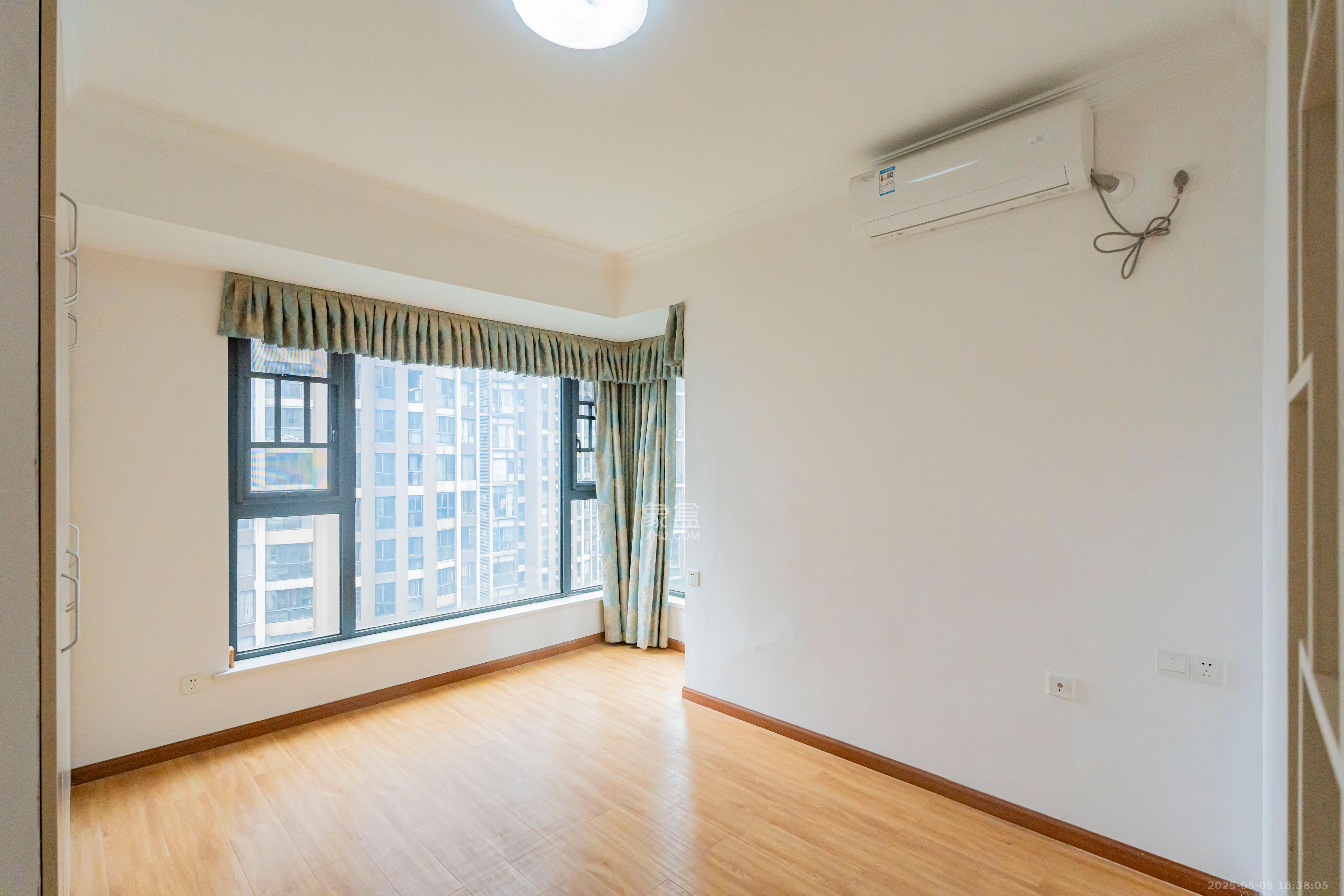 藏珑湖上国际花园 3室1厅1卫 90.0万 藏珑湖上国际花园 3室1厅1卫 90.0万卧室