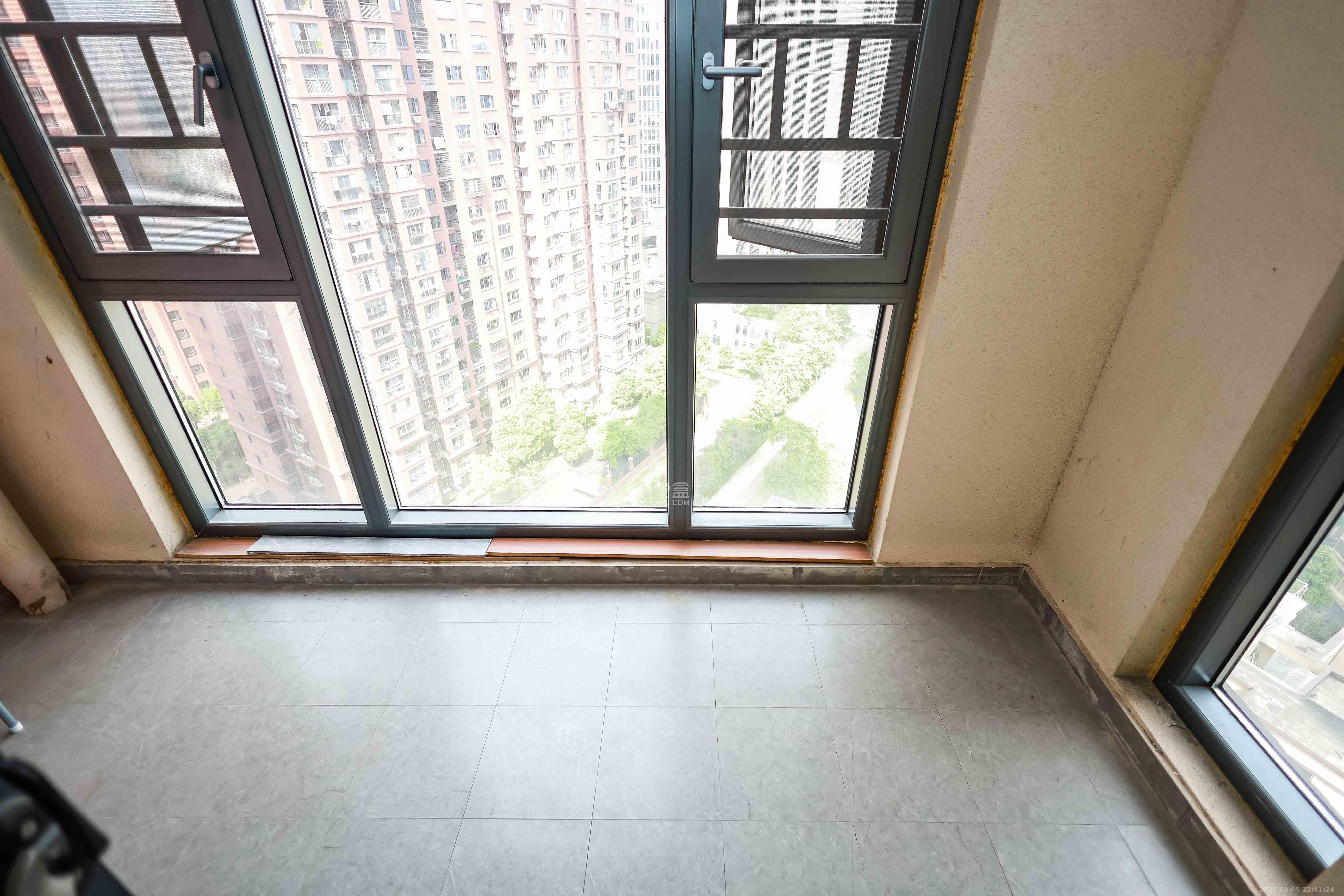 荣泰广场 3室1厅1卫 80.0万 荣泰广场 3室1厅1卫 80.0万阳台