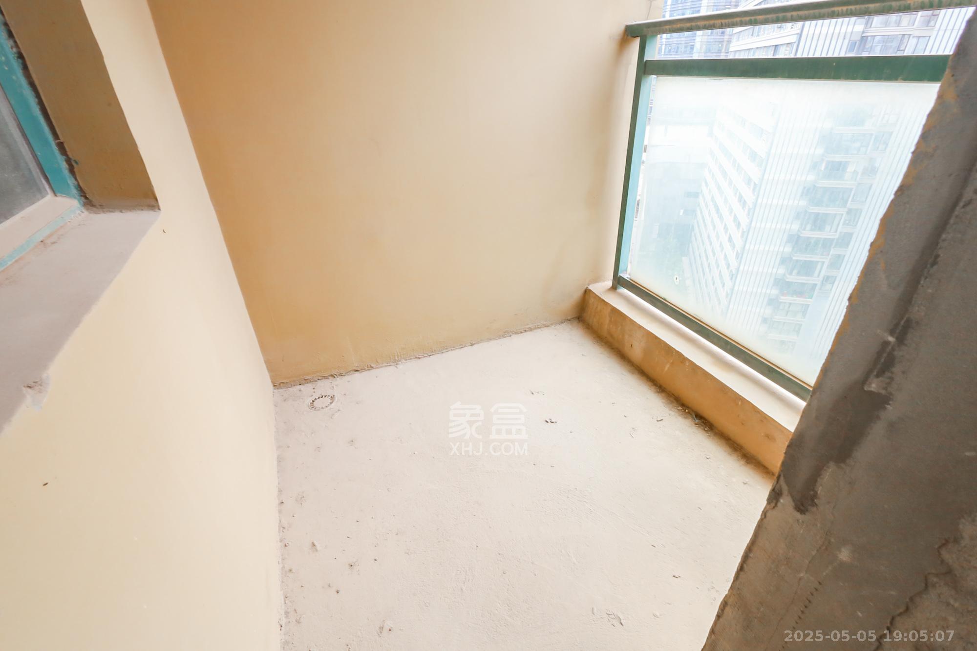 滨江金座  3室2厅2卫    165.0万 滨江金座  3室2厅2卫    165.0万阳台