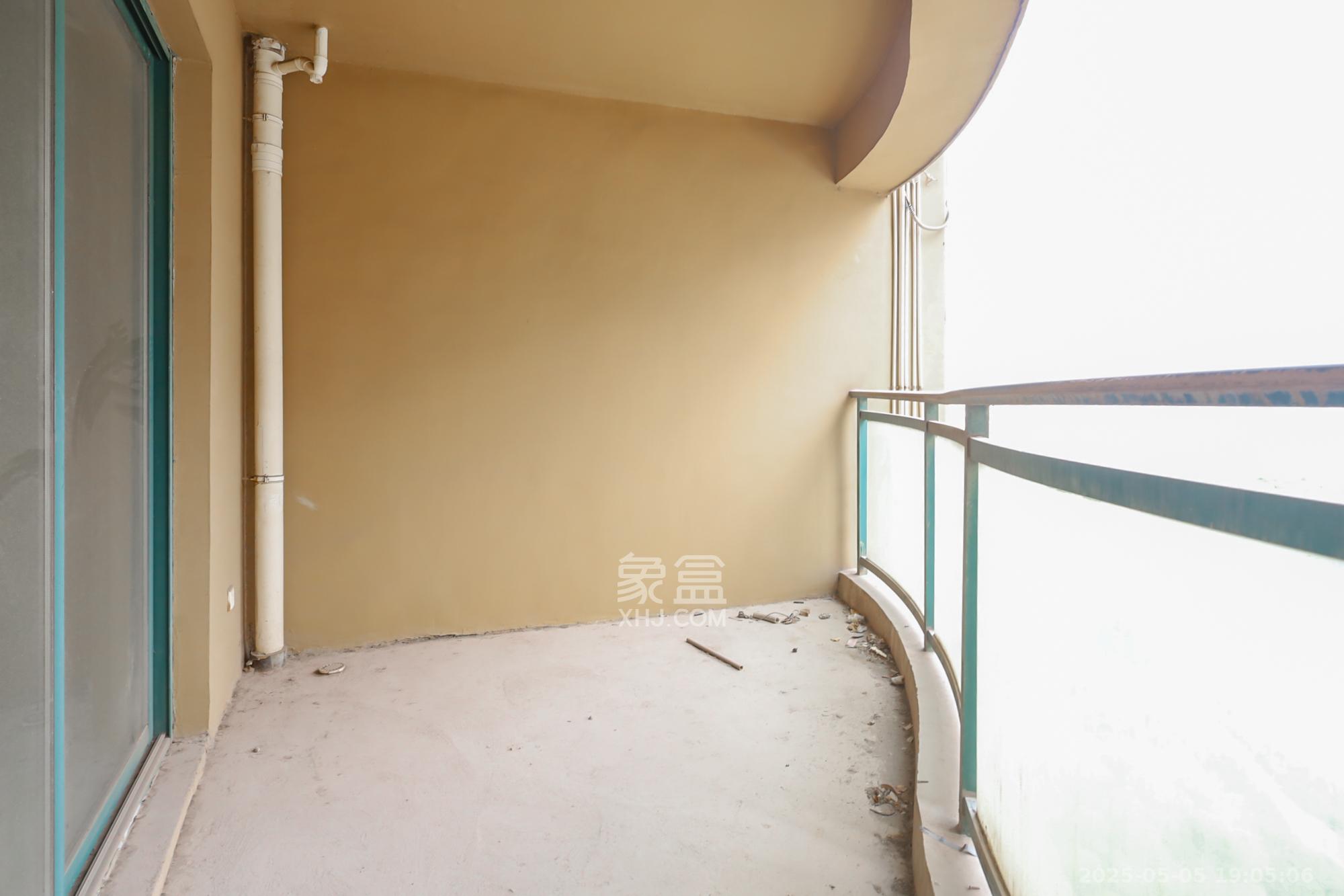 滨江金座  3室2厅2卫    165.0万 滨江金座  3室2厅2卫    165.0万阳台