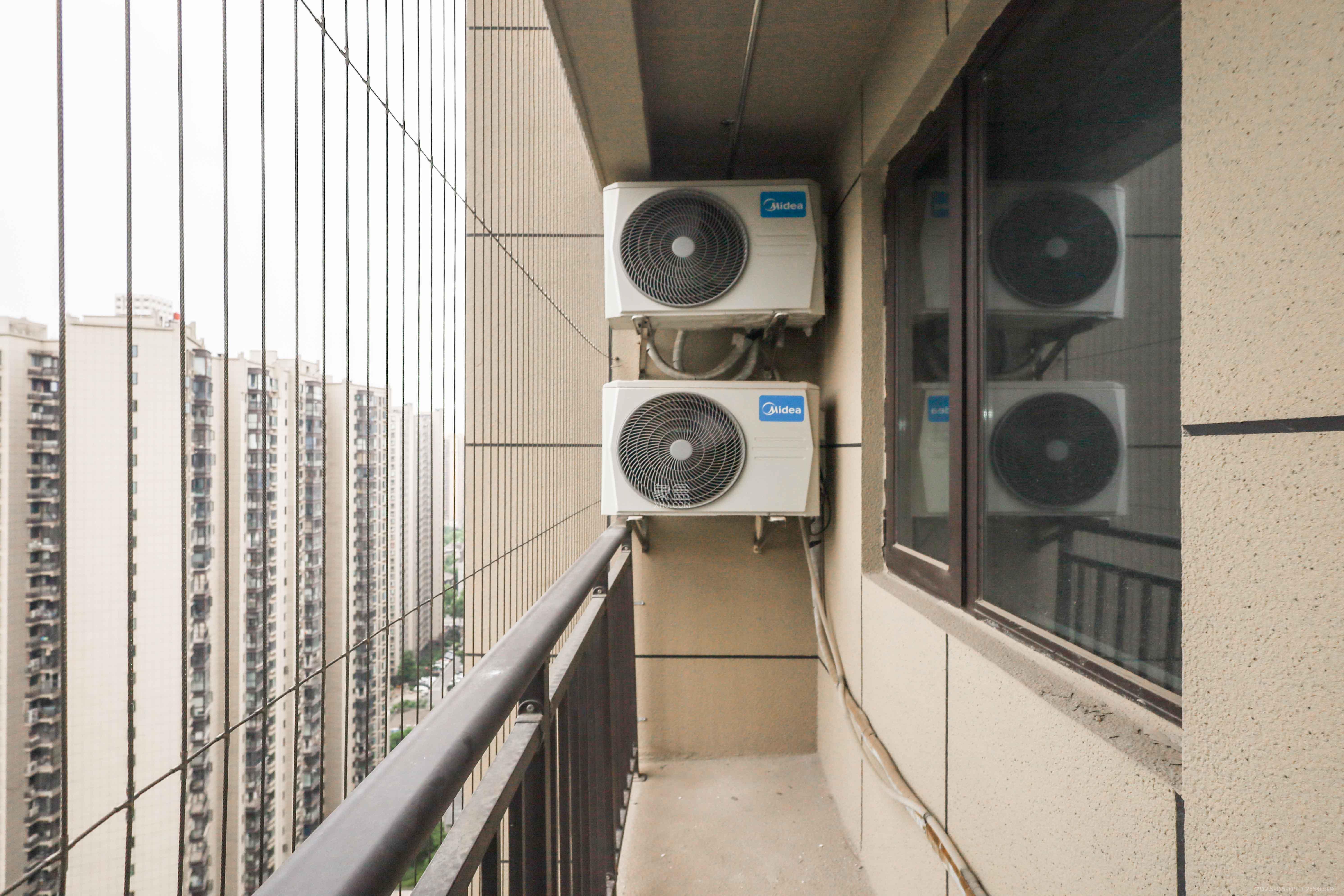 中国铁建梅溪青秀三期  4室2厅2卫   176.00万阳台