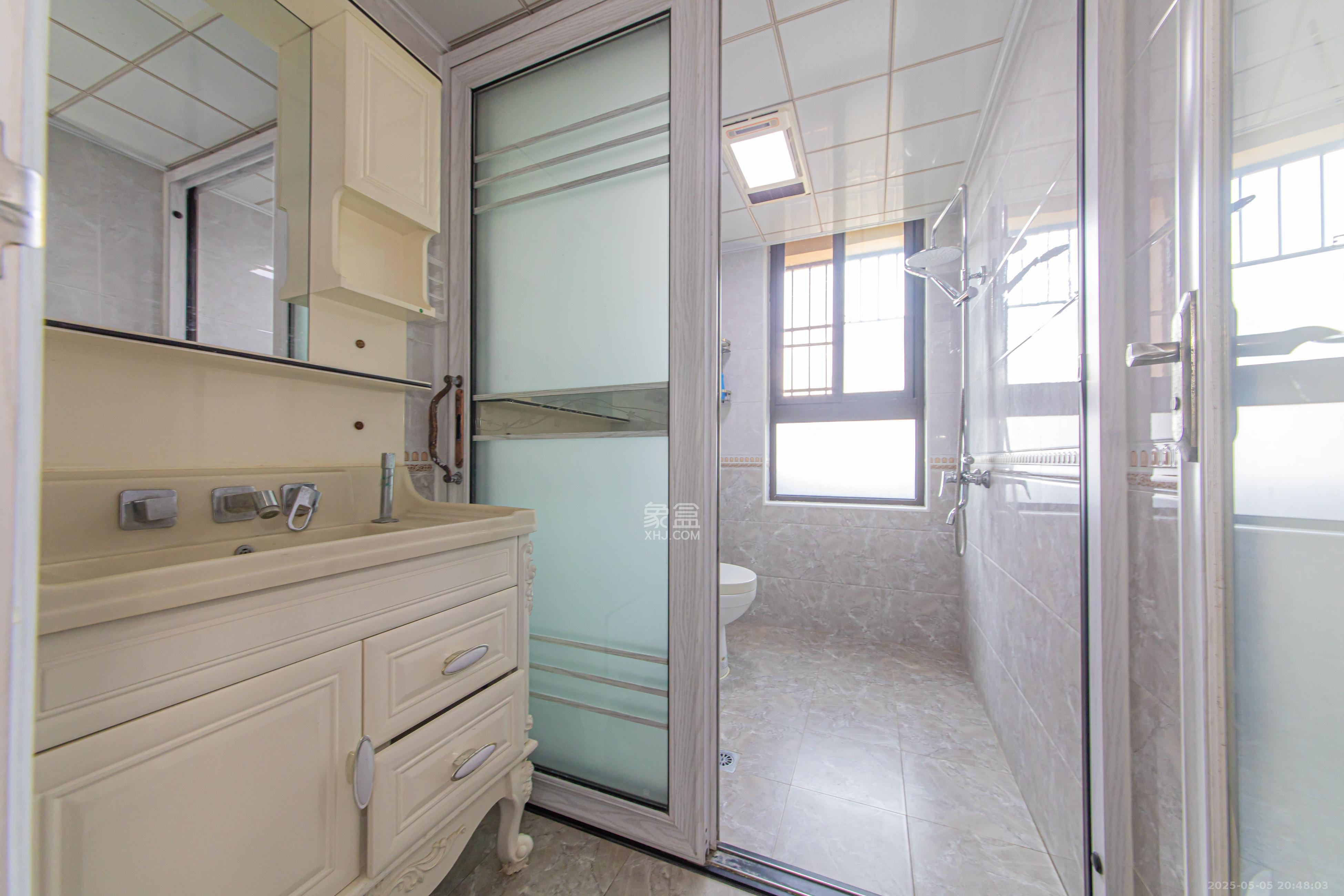 北辰中央公园B区 4室2厅2卫 131.0万 北辰中央公园B区 4室2厅2卫 131.0万卫生间