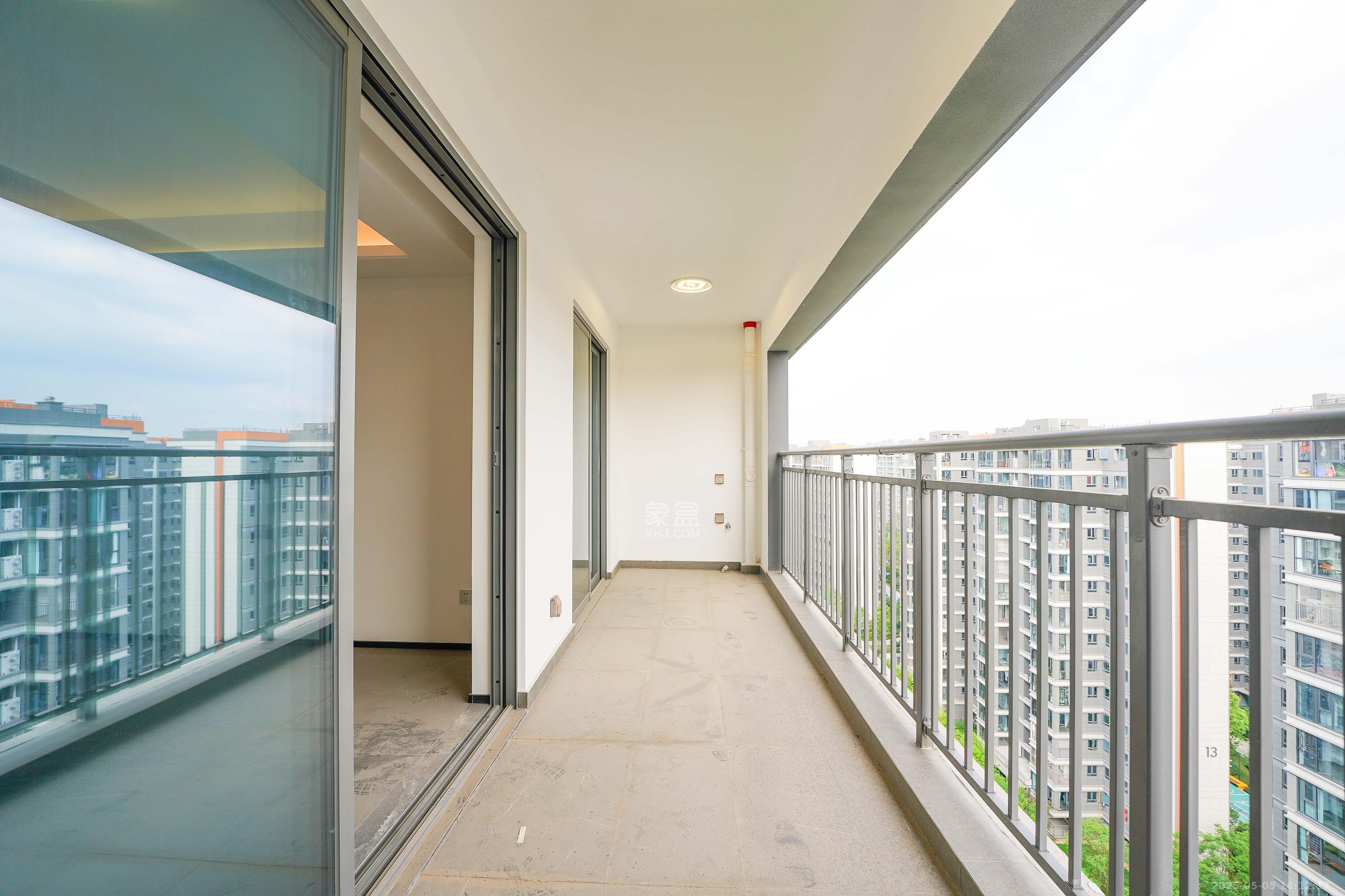 中海寰宇天下 5室2厅2卫 158.0万 中海寰宇天下 5室2厅2卫 158.0万阳台