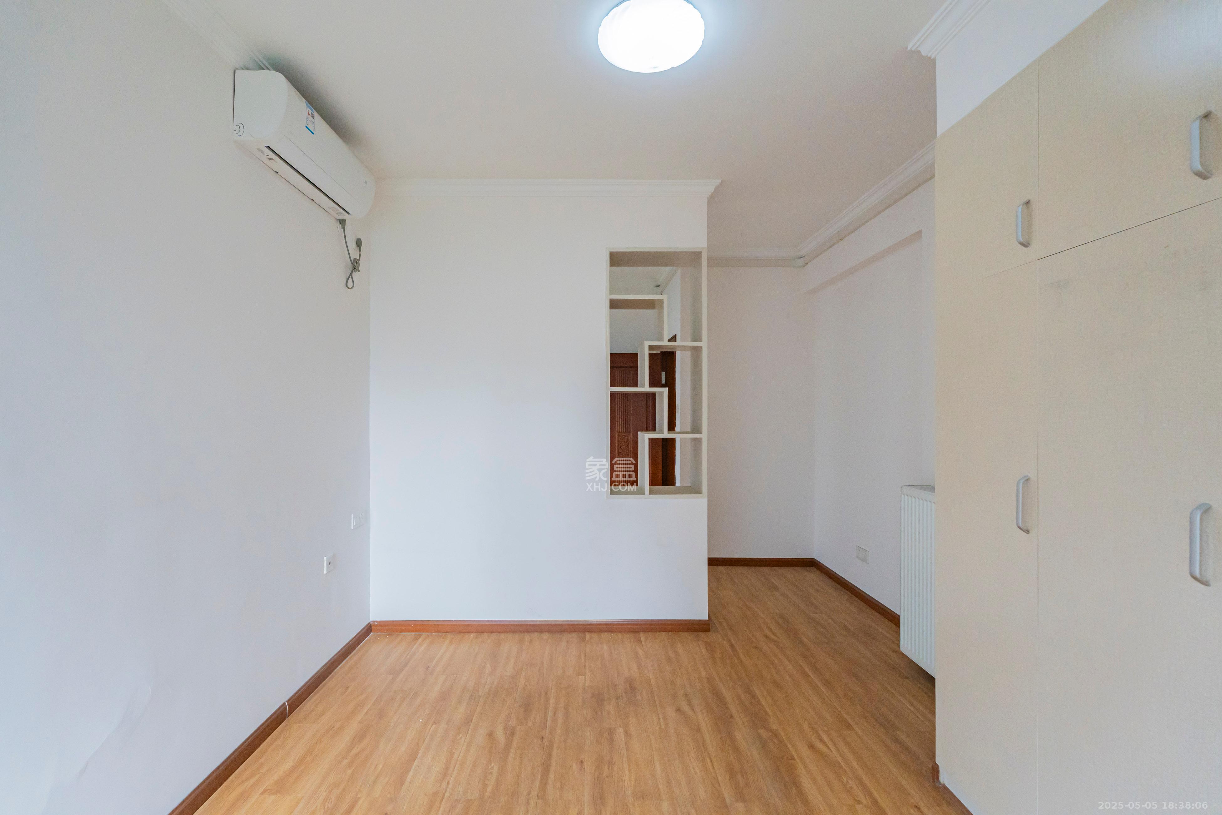 藏珑湖上国际花园 3室1厅1卫 90.0万 藏珑湖上国际花园 3室1厅1卫 90.0万卧室