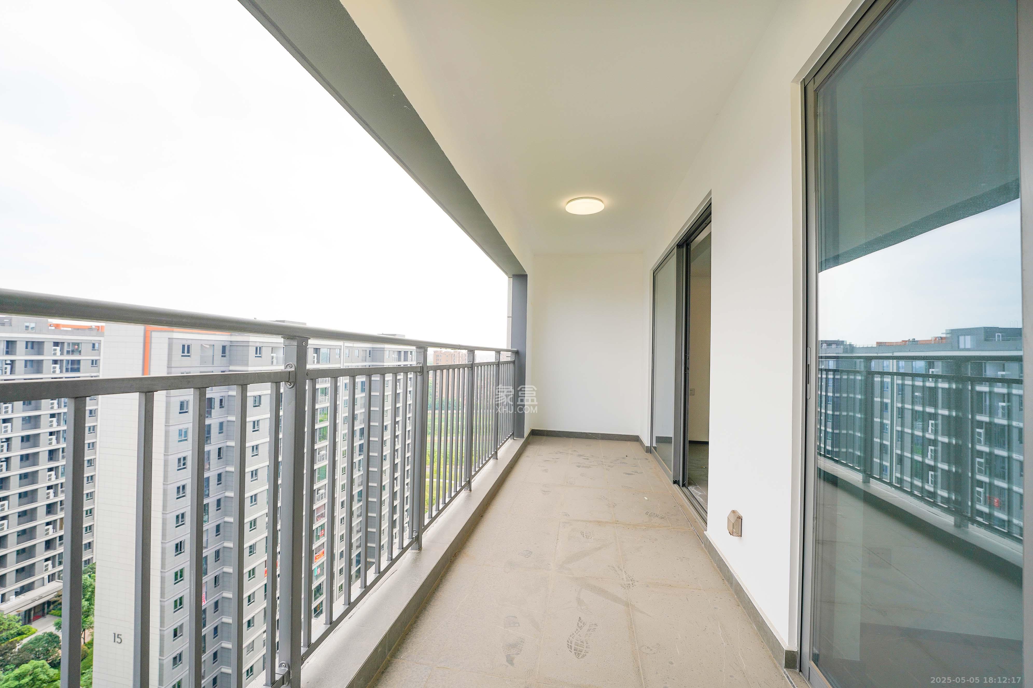 中海寰宇天下 5室2厅2卫 158.0万 中海寰宇天下 5室2厅2卫 158.0万阳台