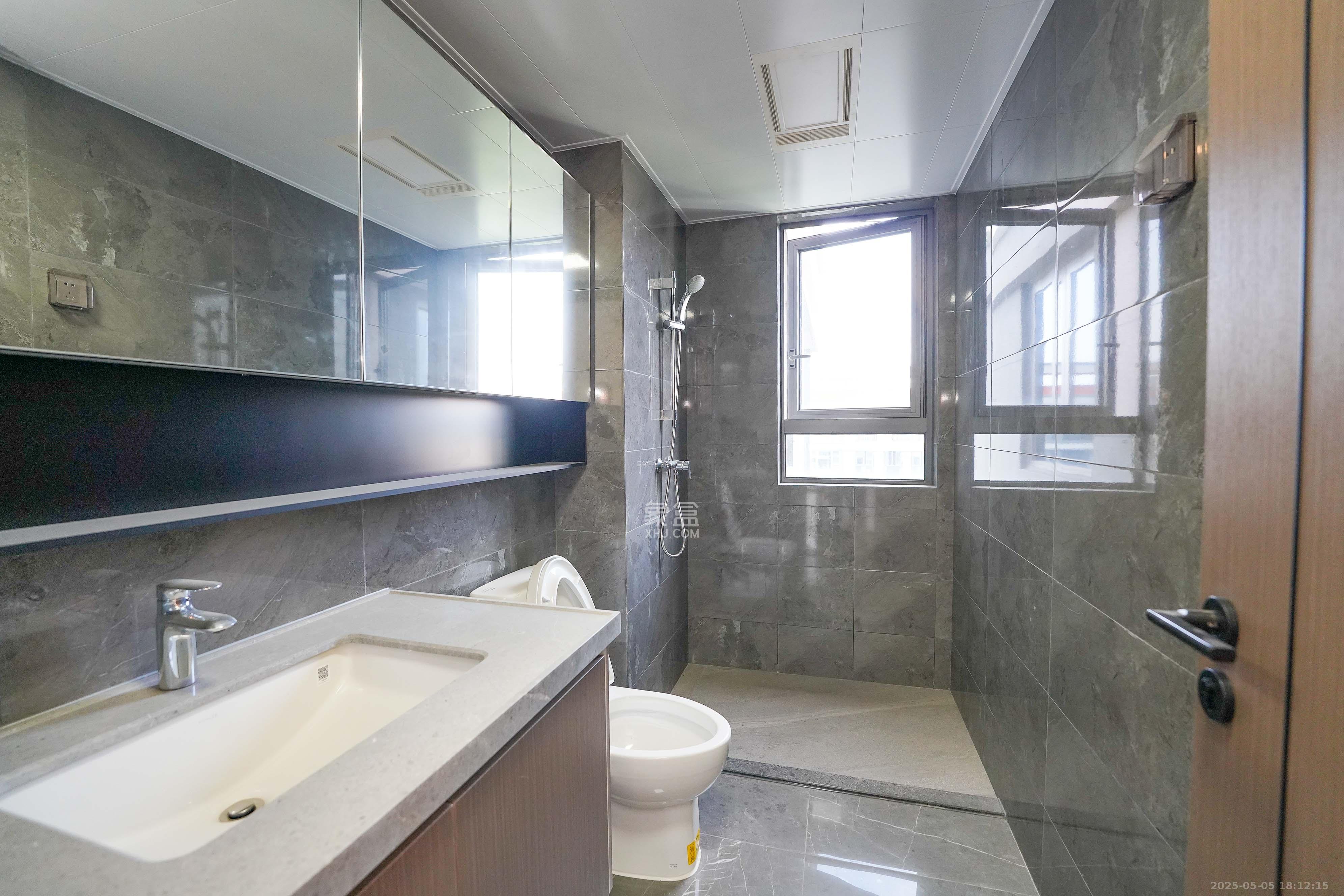 中海寰宇天下 5室2厅2卫 158.0万 中海寰宇天下 5室2厅2卫 158.0万卫生间