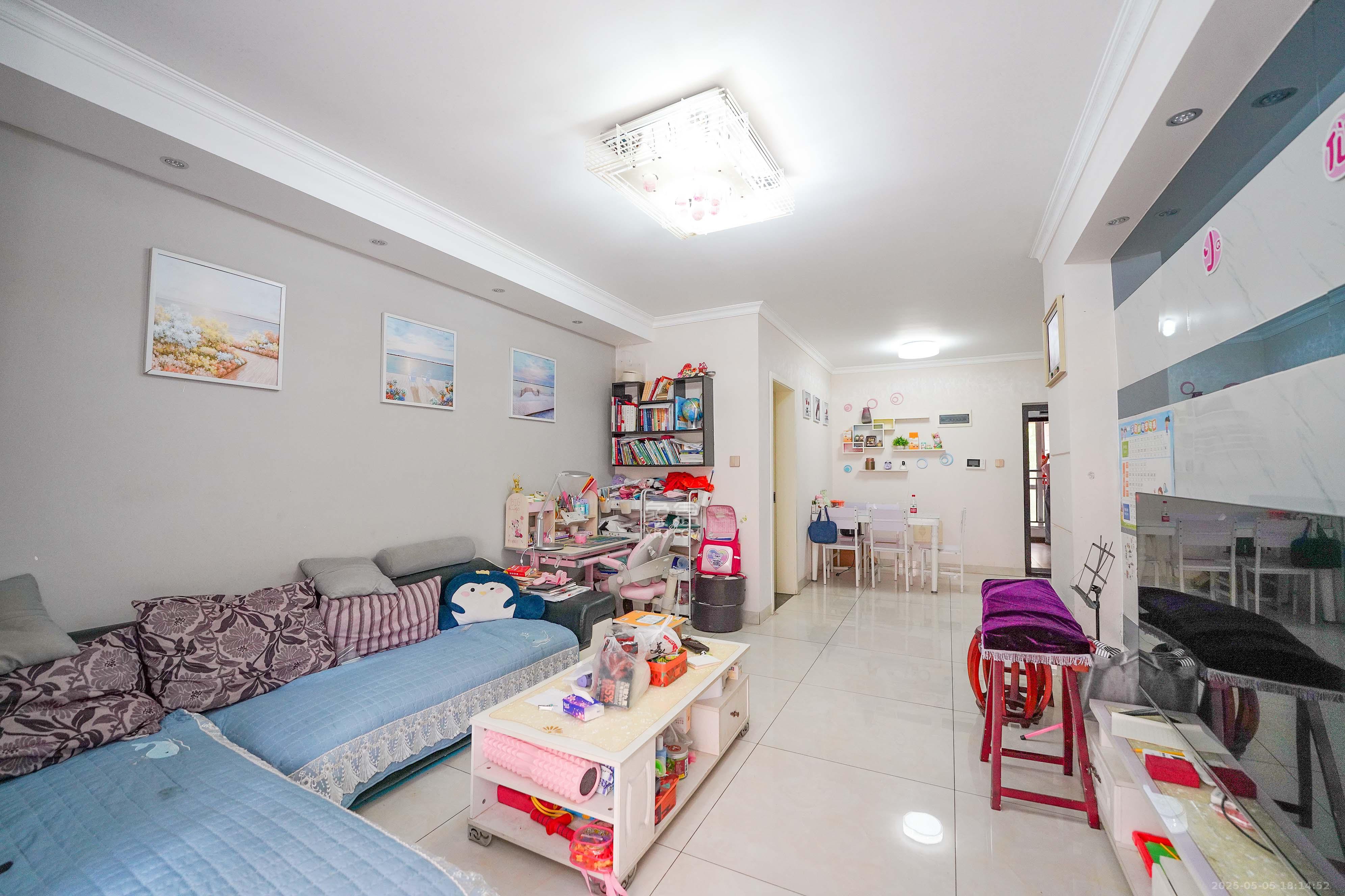 丽发新城 2室1厅1卫 56.0万 丽发新城 2室1厅1卫 56.0万客厅