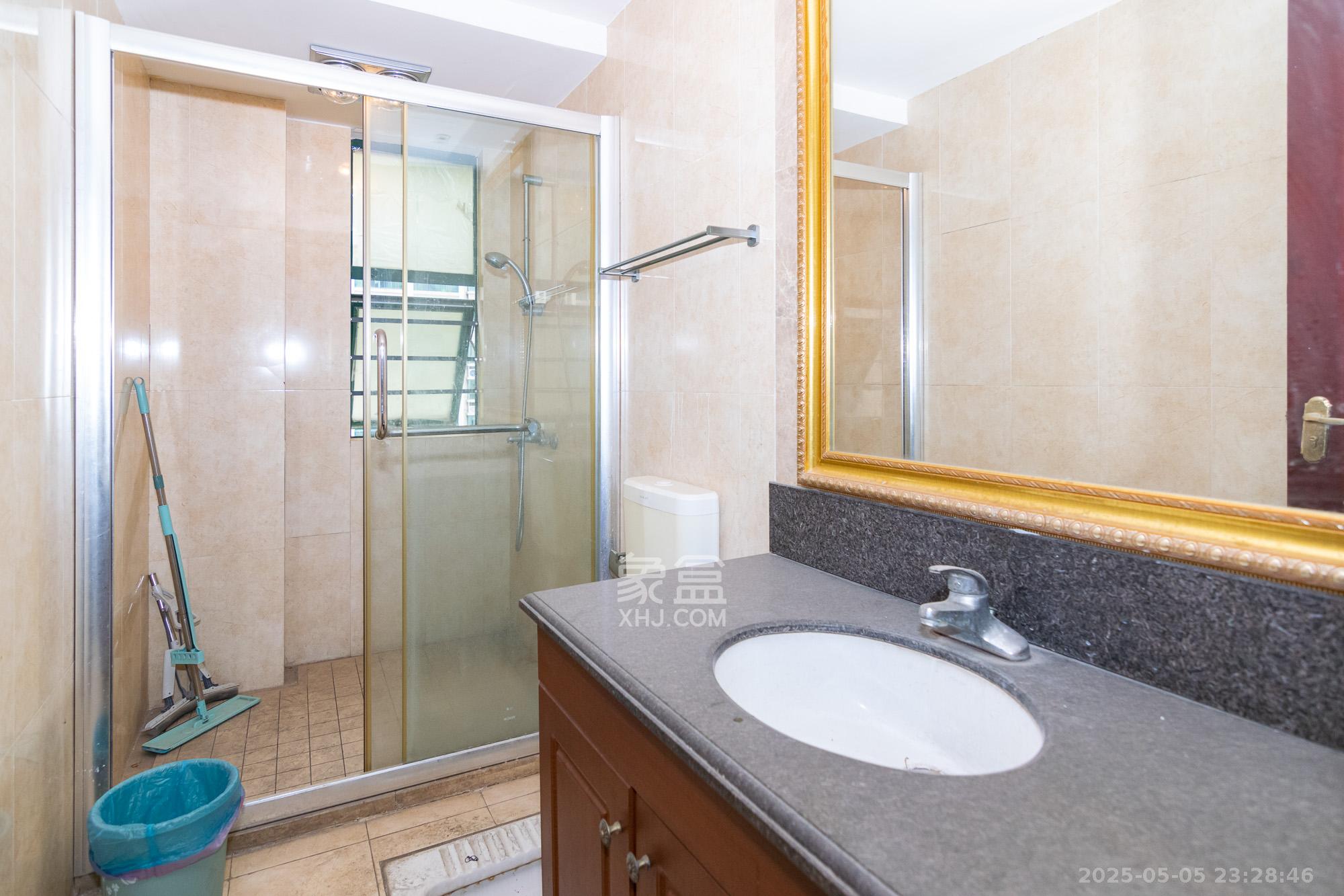 富基世纪公园 3室2厅2卫 60.0万 富基世纪公园 3室2厅2卫 60.0万卫生间