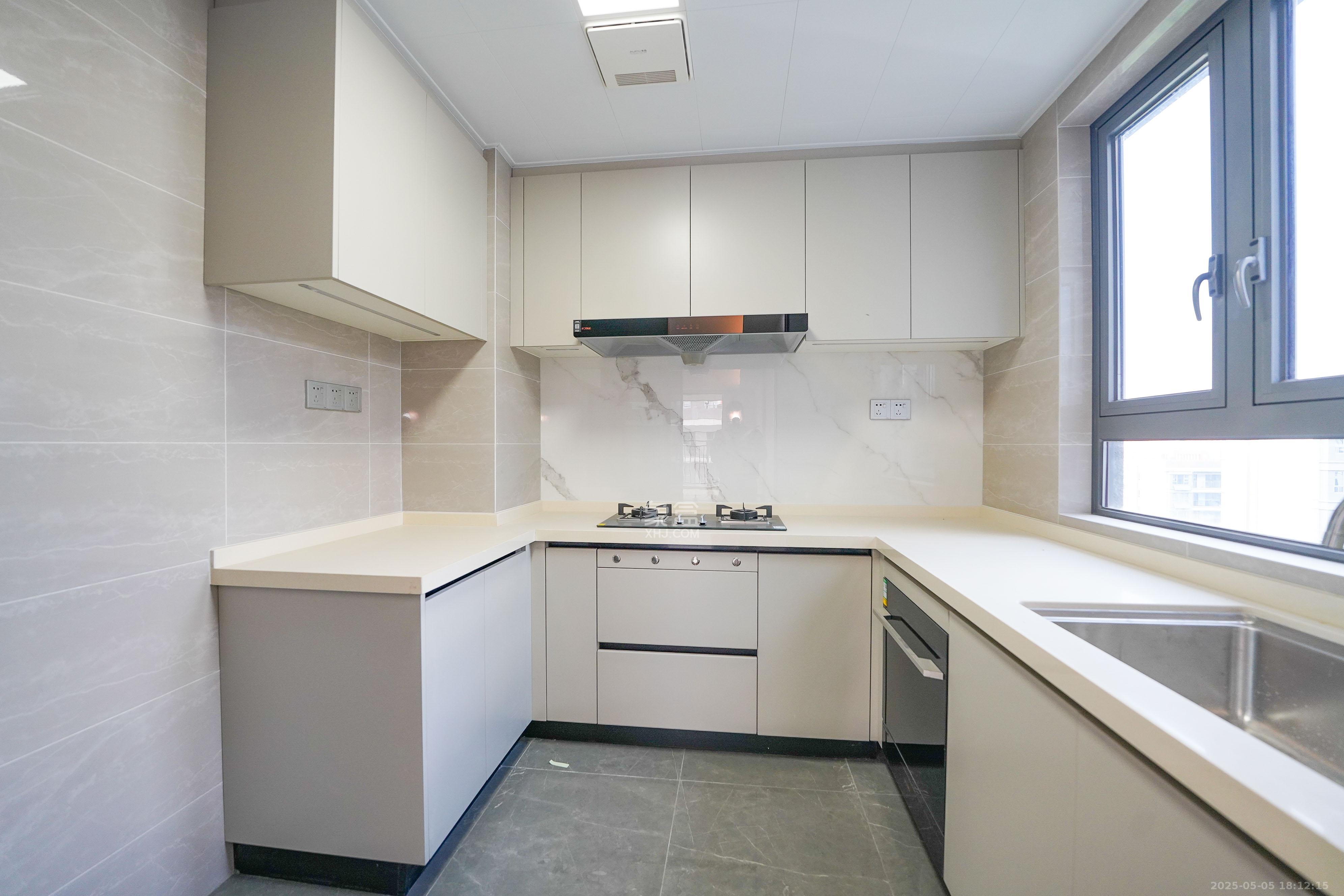 中海寰宇天下 5室2厅2卫 158.0万 中海寰宇天下 5室2厅2卫 158.0万厨房