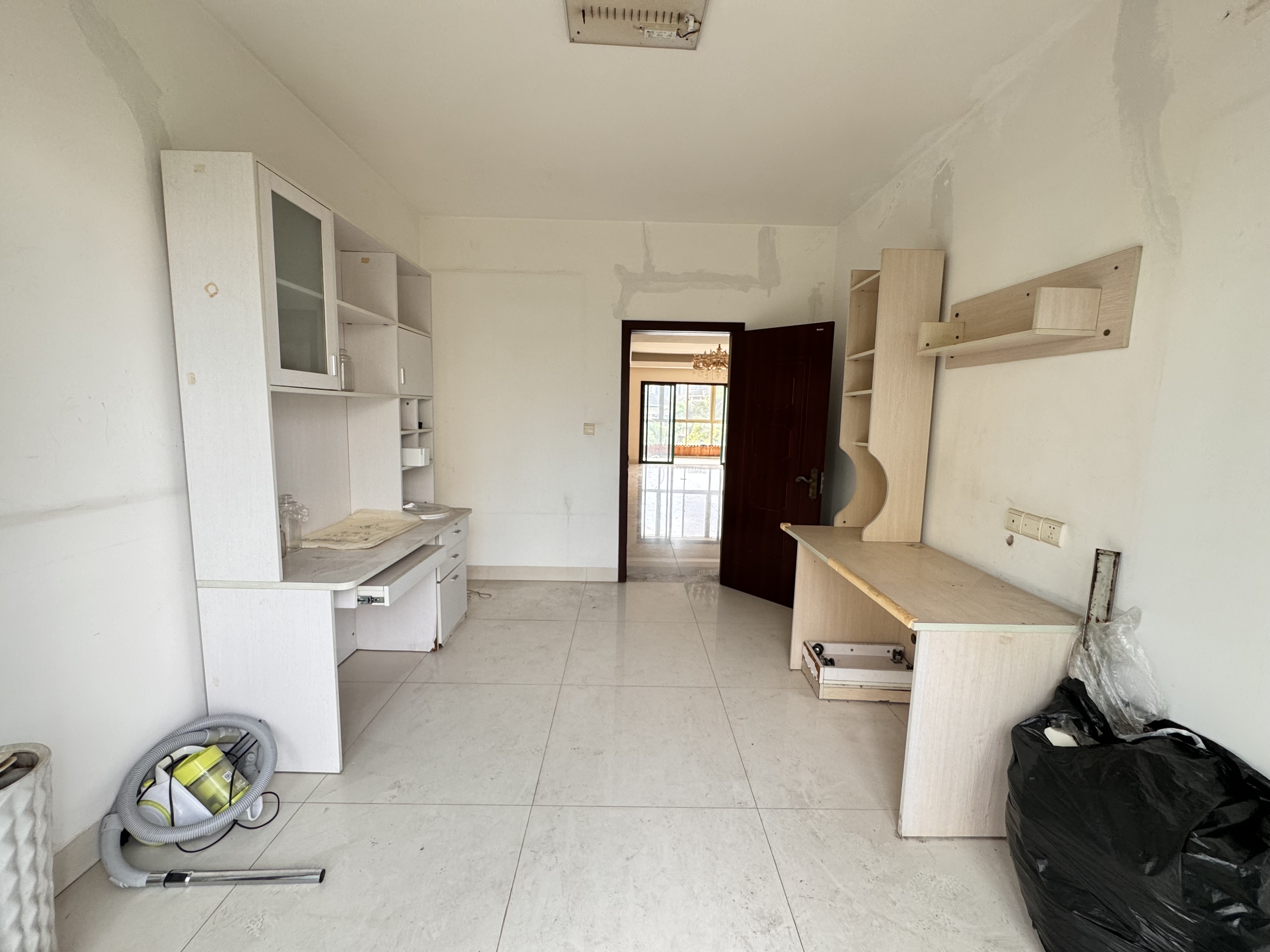 金外滩  3室2厅2卫    180.0万 金外滩  3室2厅2卫    180.0万客厅