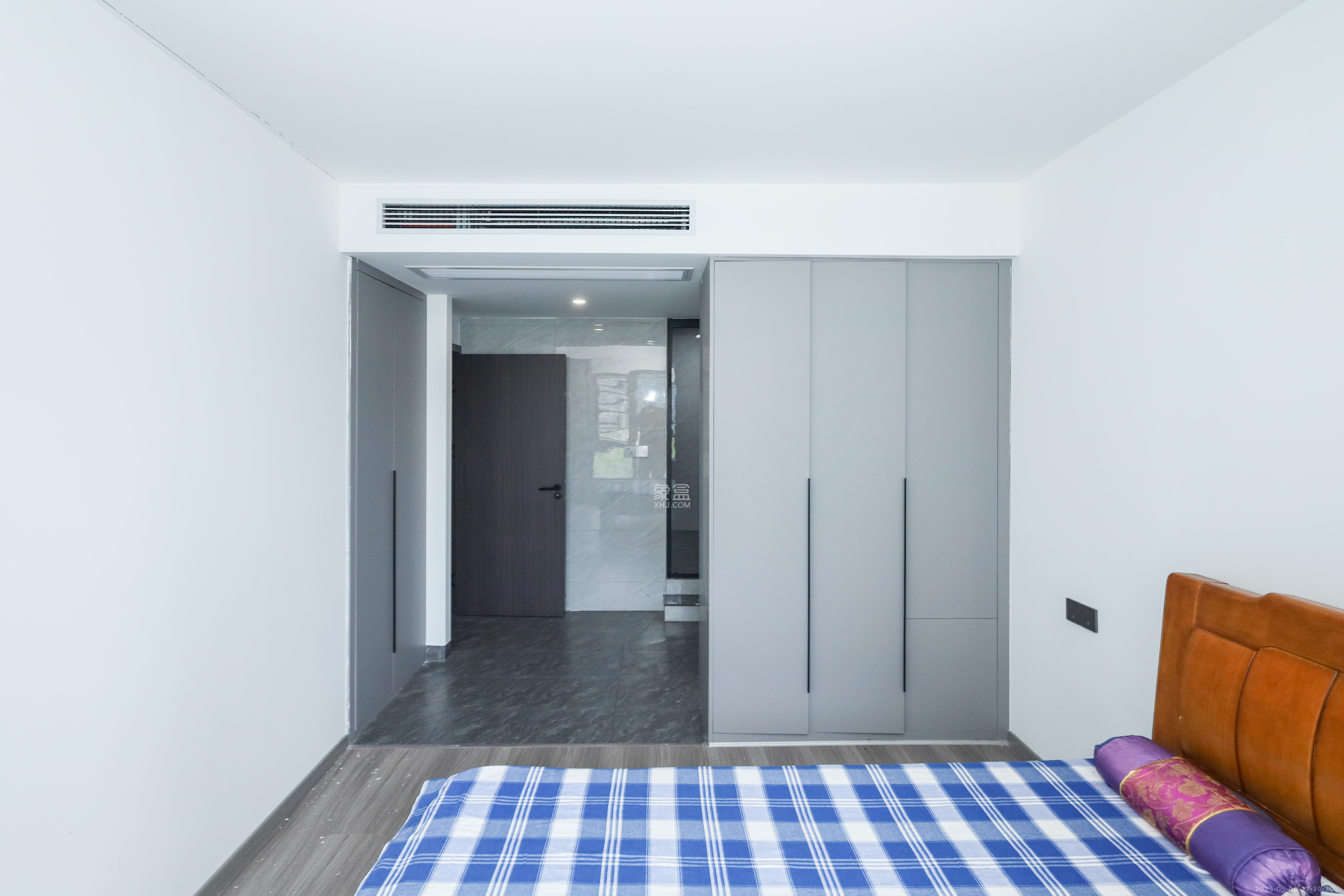 建发央著  4室2厅2卫   240.00万卧室