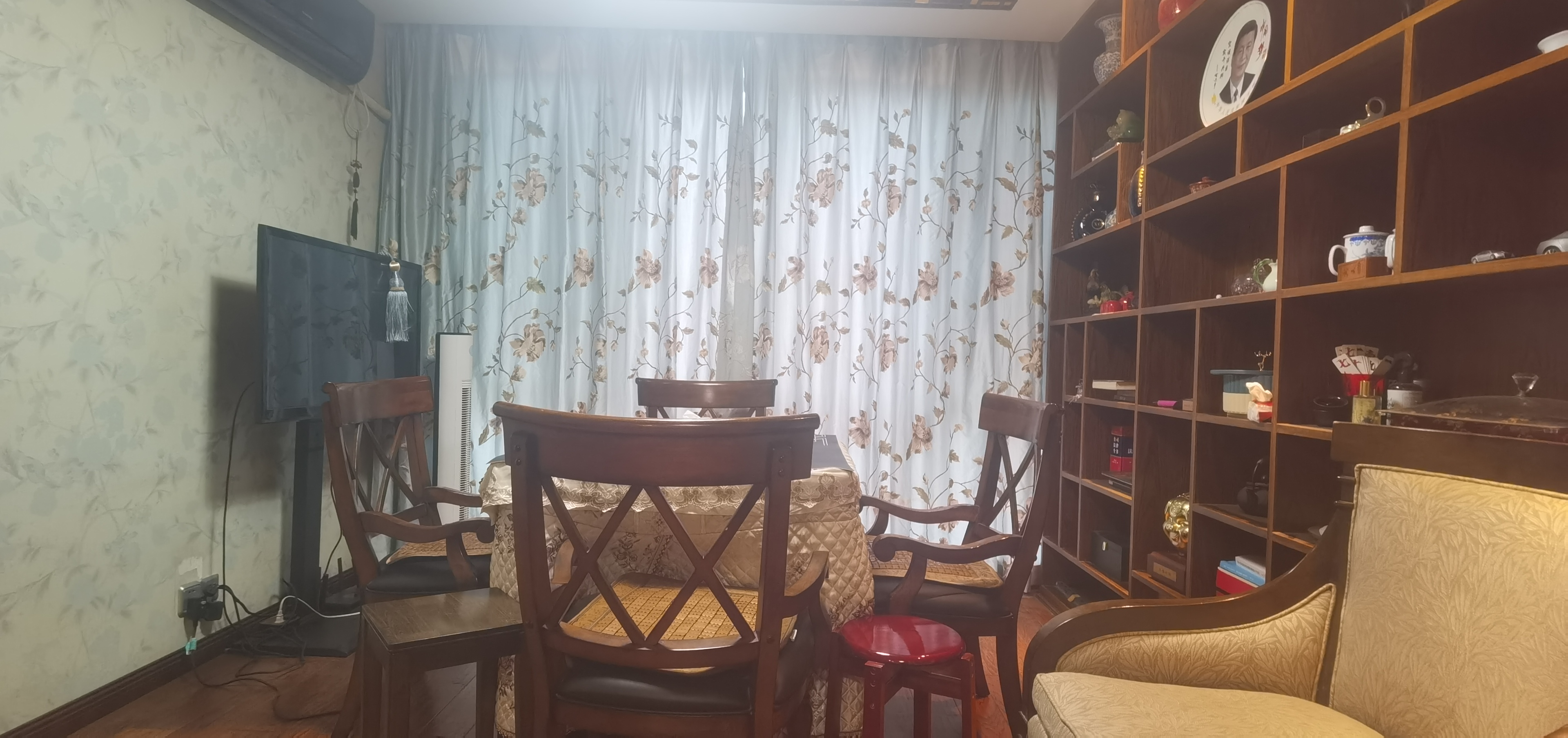 市工商局单位房 5室2厅2卫 168.0万 市工商局单位房 5室2厅2卫 168.0万客厅