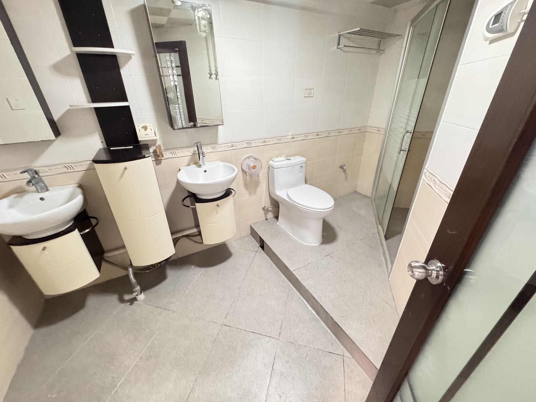 德派斯大厦 5室2厅2卫 10000.0元/月 德派斯大厦 5室2厅2卫 10000.0元/月室内图