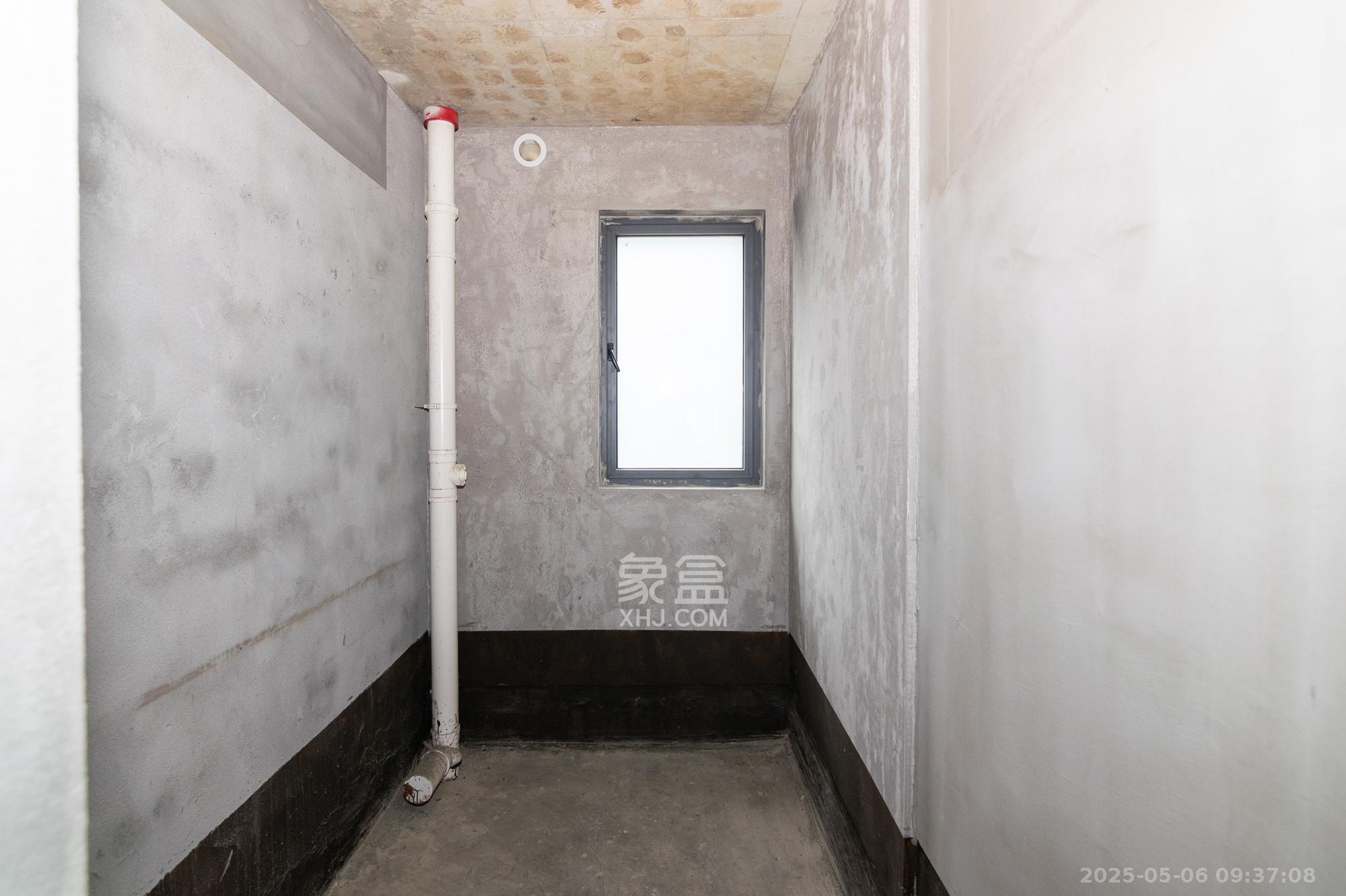 中交凤鸣九章 4室2厅2卫 180.0万 中交凤鸣九章 4室2厅2卫 180.0万卫生间