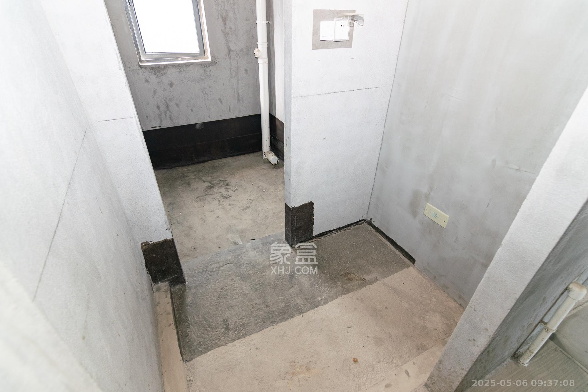 中交凤鸣九章 4室2厅2卫 180.0万 中交凤鸣九章 4室2厅2卫 180.0万卫生间