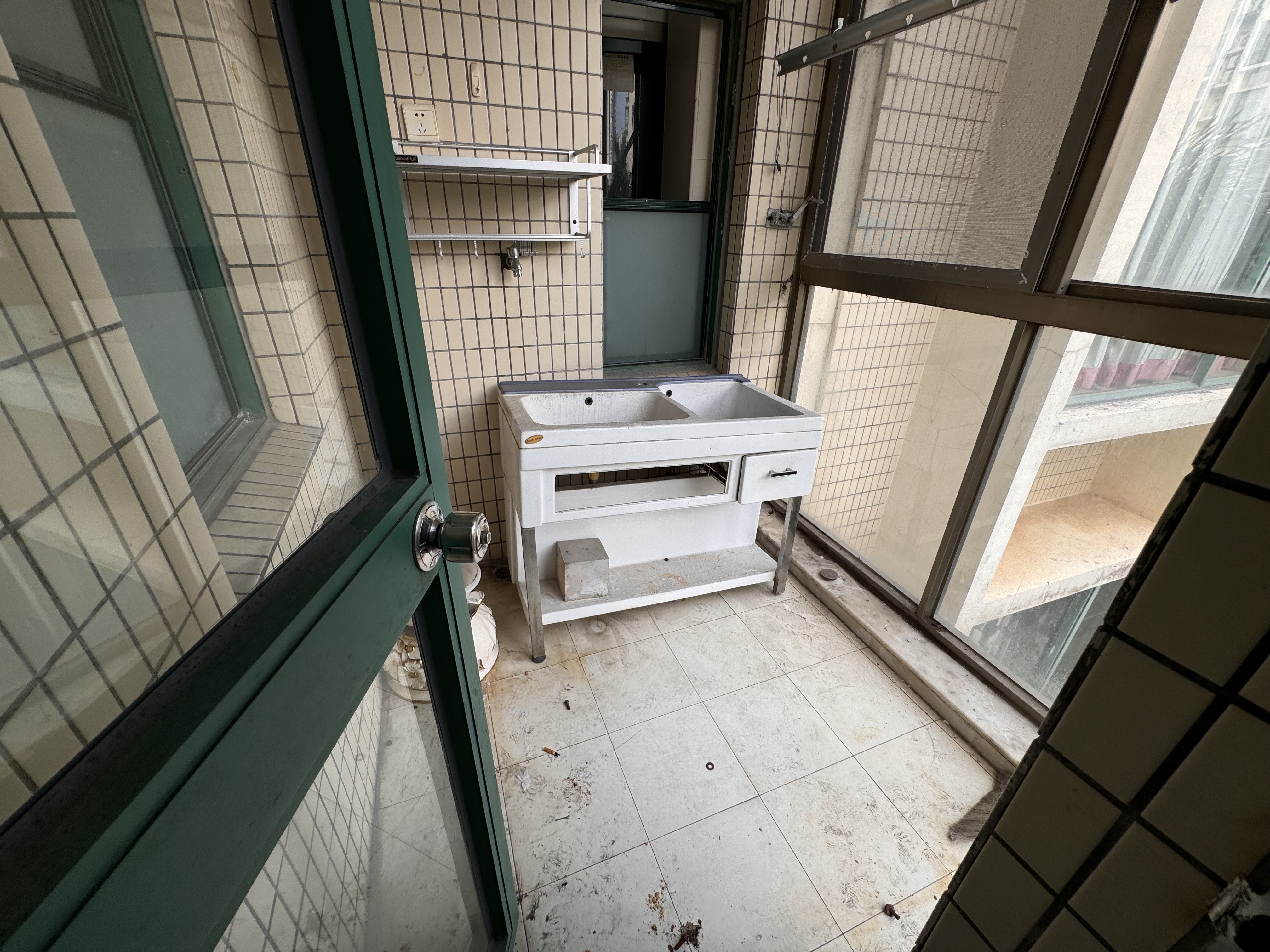 金外滩  3室2厅2卫    180.0万 金外滩  3室2厅2卫    180.0万客厅