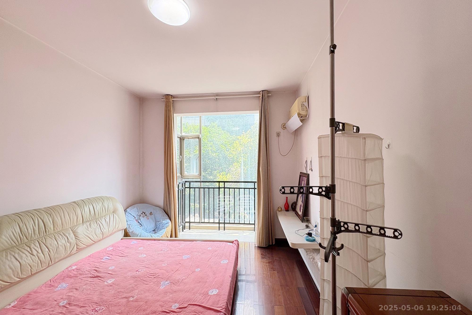 向阳门第  3室2厅2卫    188.0万 向阳门第  3室2厅2卫    188.0万卧室