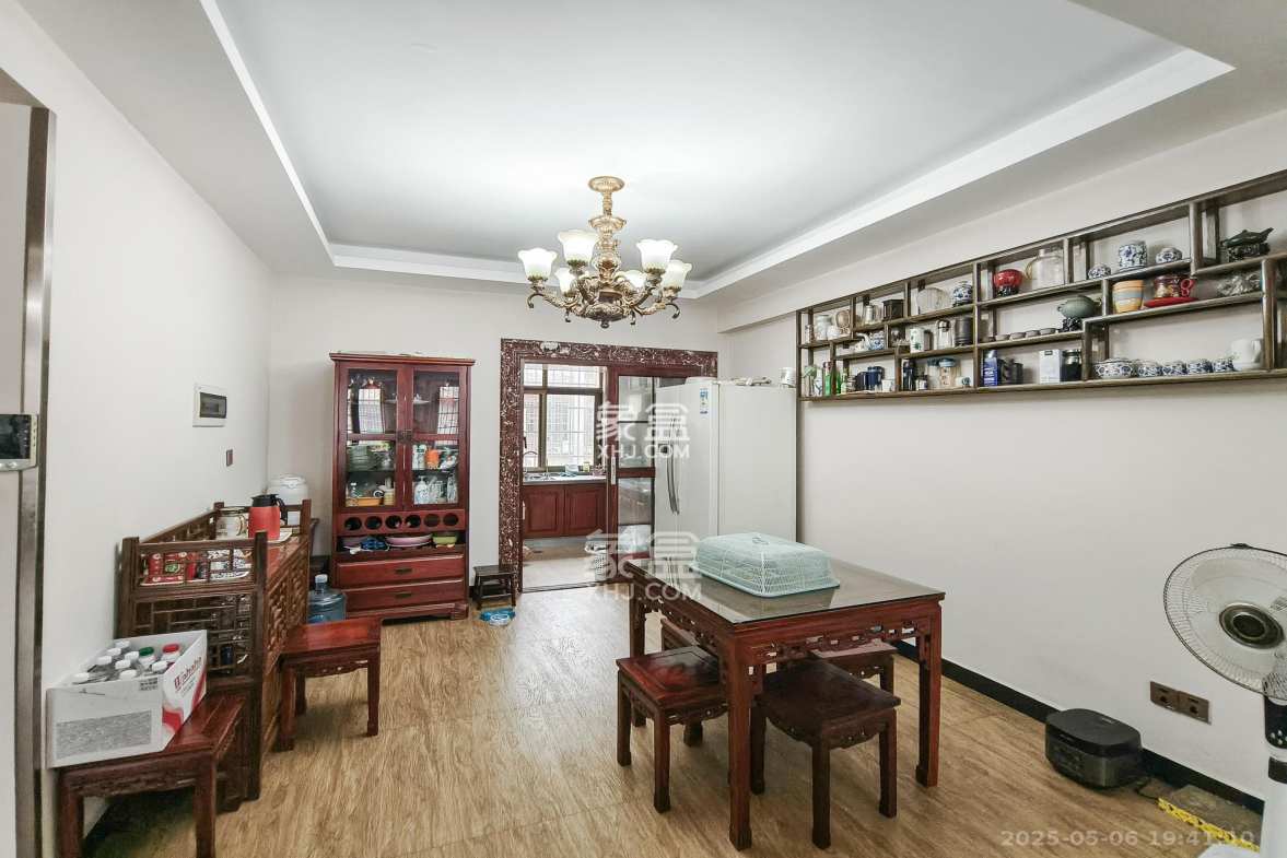 龙塘安置区(龙塘小区)  10室8厅7卫    375.0万 龙塘安置区(龙塘小区)  10室8厅7卫    375.0万客厅