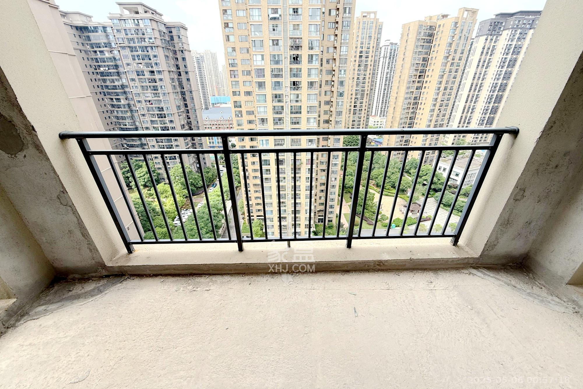 崇文名邸(学林西岸二期) 4室2厅2卫 135.0万 崇文名邸(学林西岸二期) 4室2厅2卫 135.0万阳台