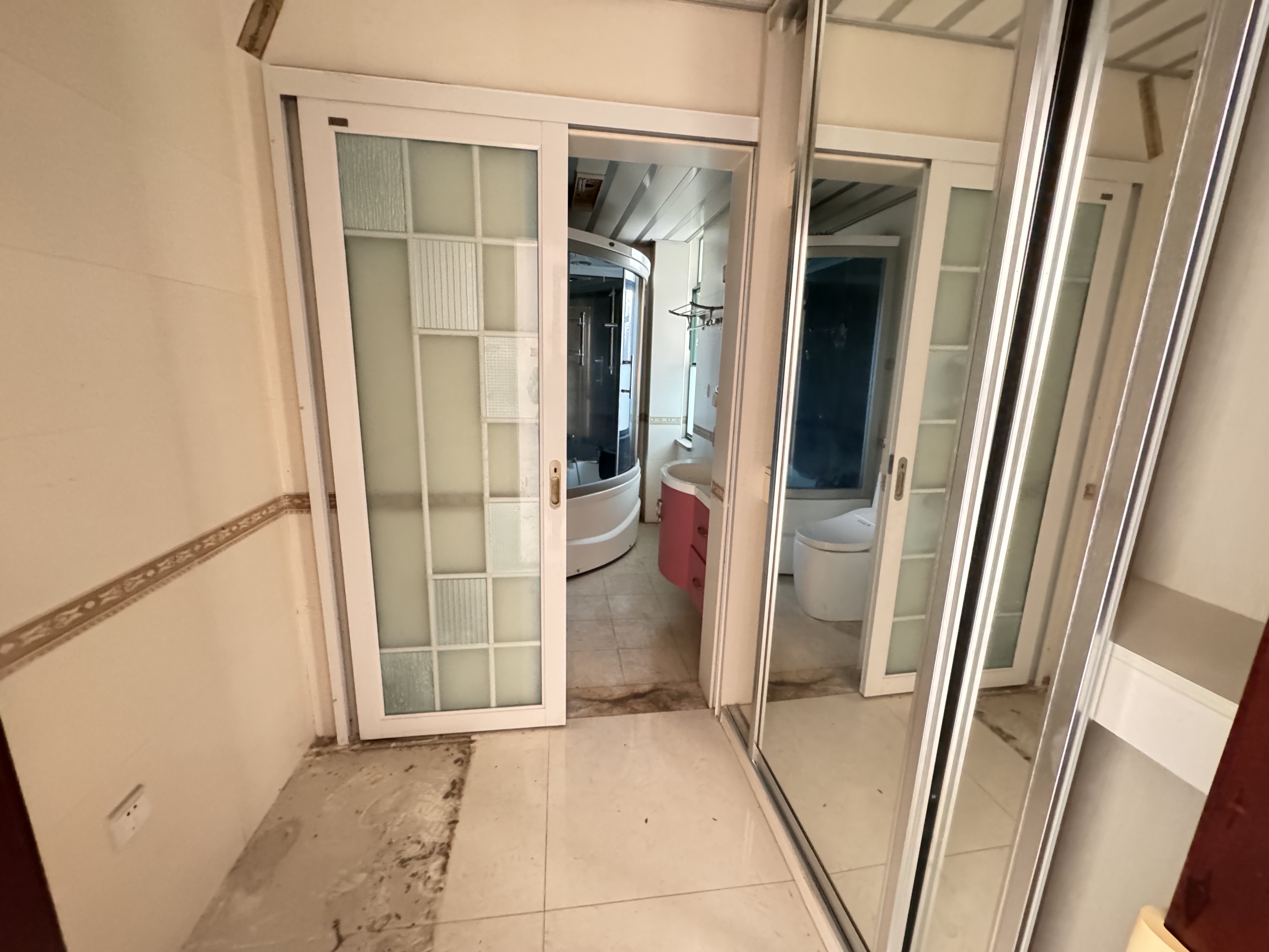 金外滩  3室2厅2卫    180.0万 金外滩  3室2厅2卫    180.0万客厅