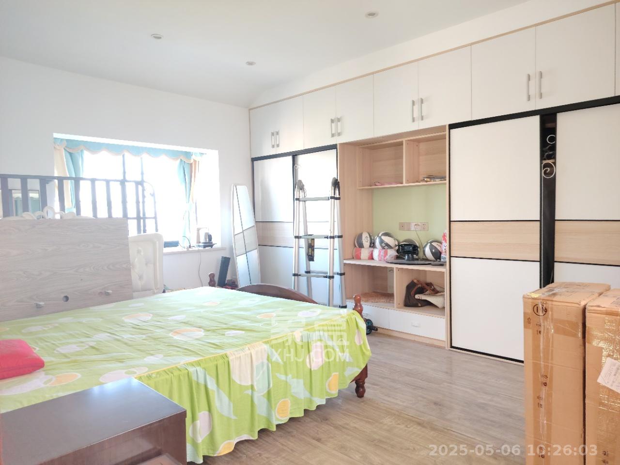 湘江花园  4室2厅2卫   68.00万卧室