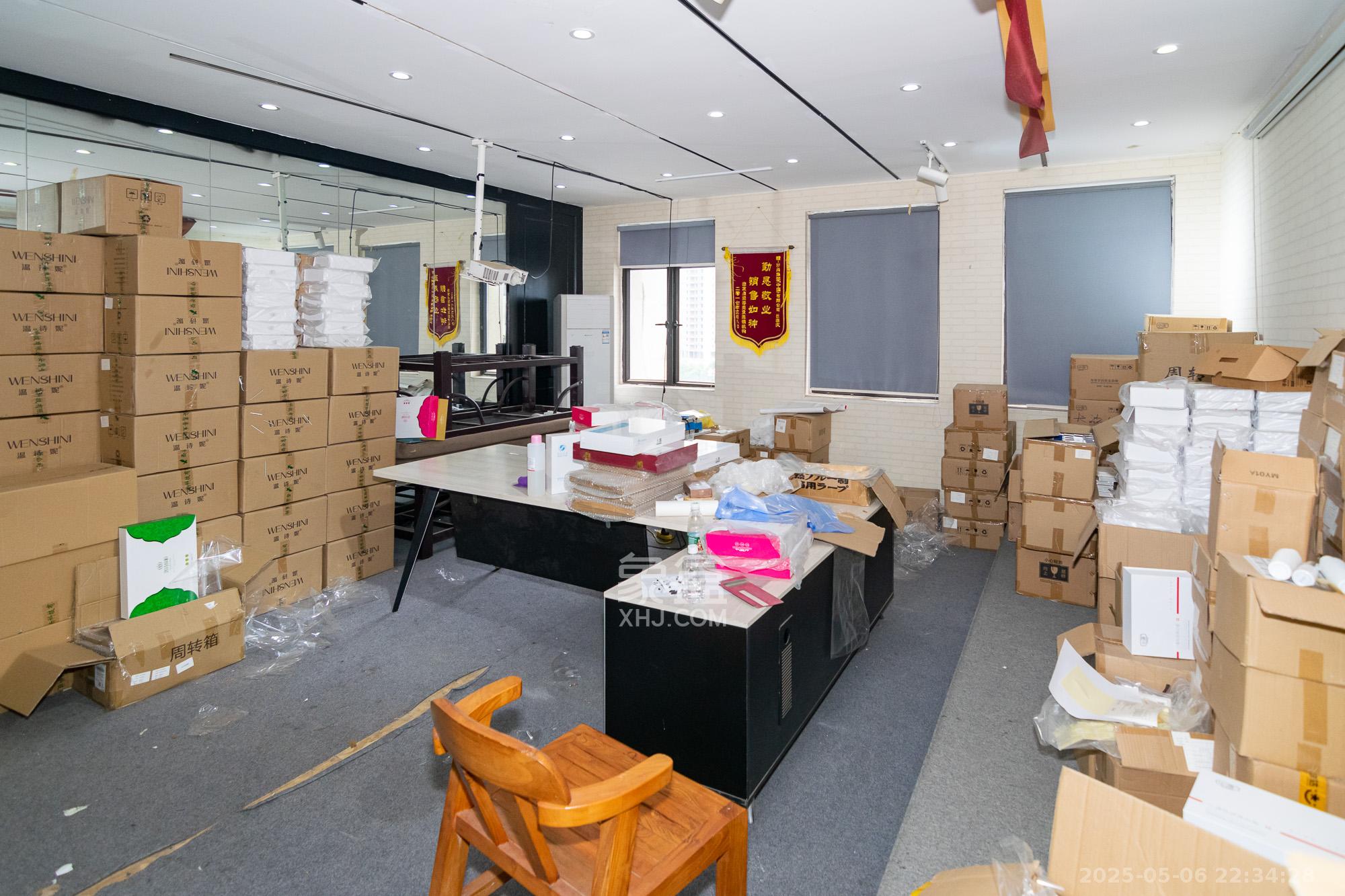 润和紫郡一期  4室2厅2卫   130.00万客厅
