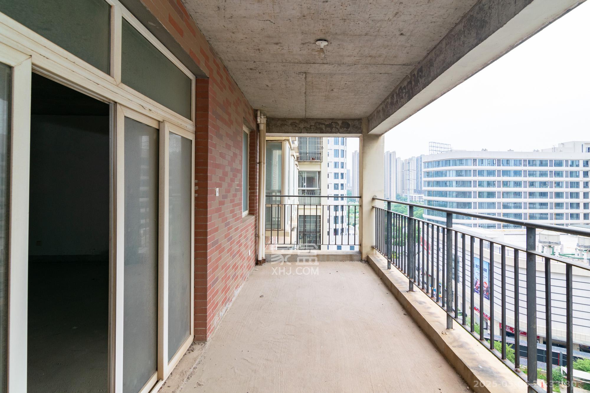 普瑞斯堡 4室2厅2卫 80.0万 普瑞斯堡 4室2厅2卫 80.0万阳台